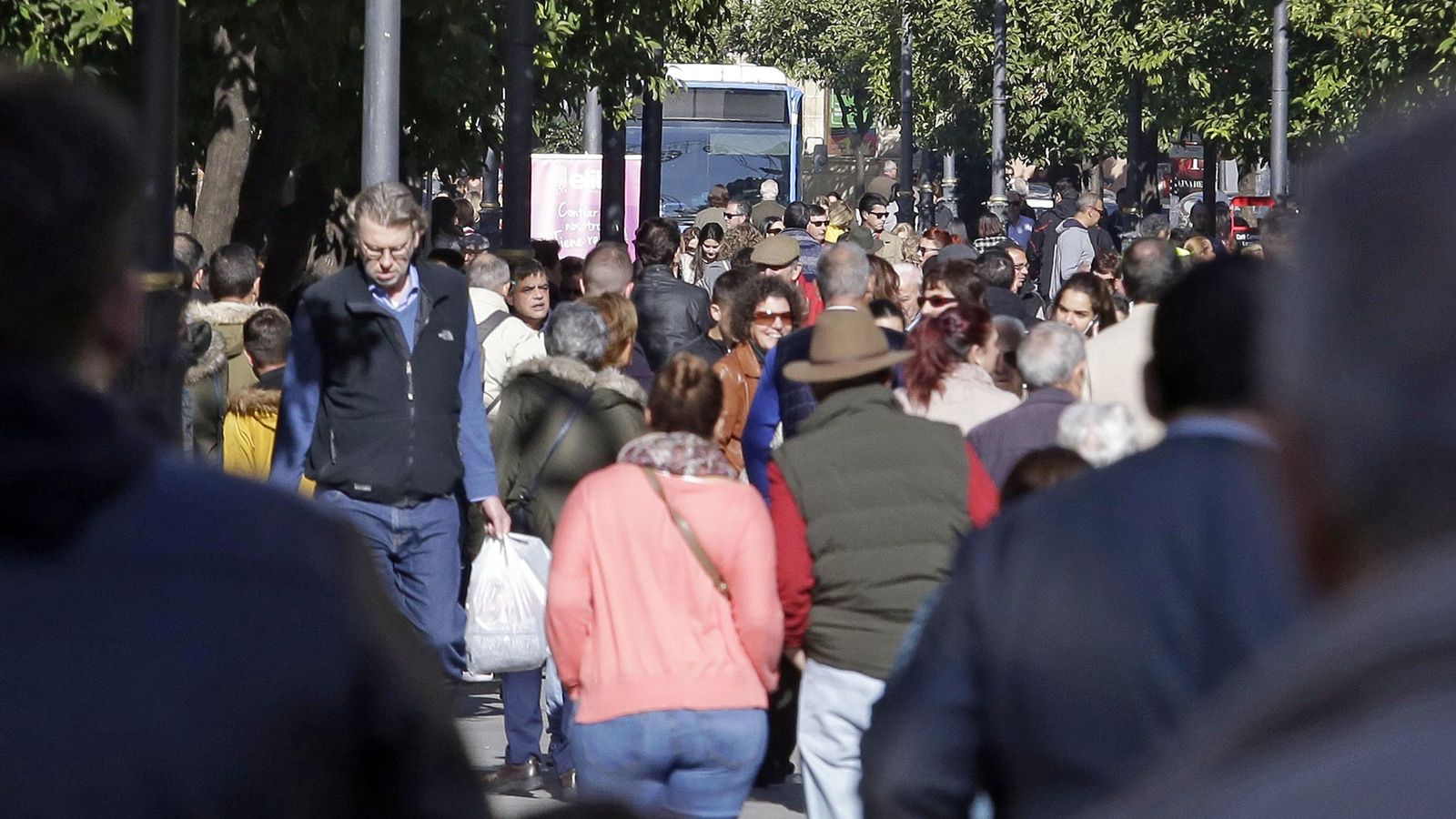 Otra imagen de la calle Larga repleta de gente.
