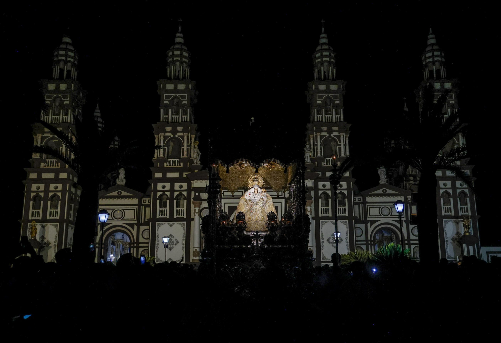 Las imágenes de la visita a la catedral del Palmar de Troya