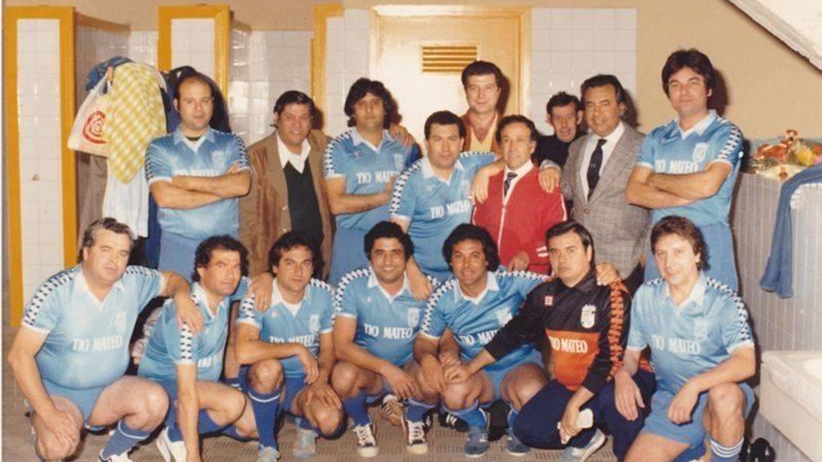 Ripoll, el tercero abajo empezando por la derecha, junto a varios artistas.