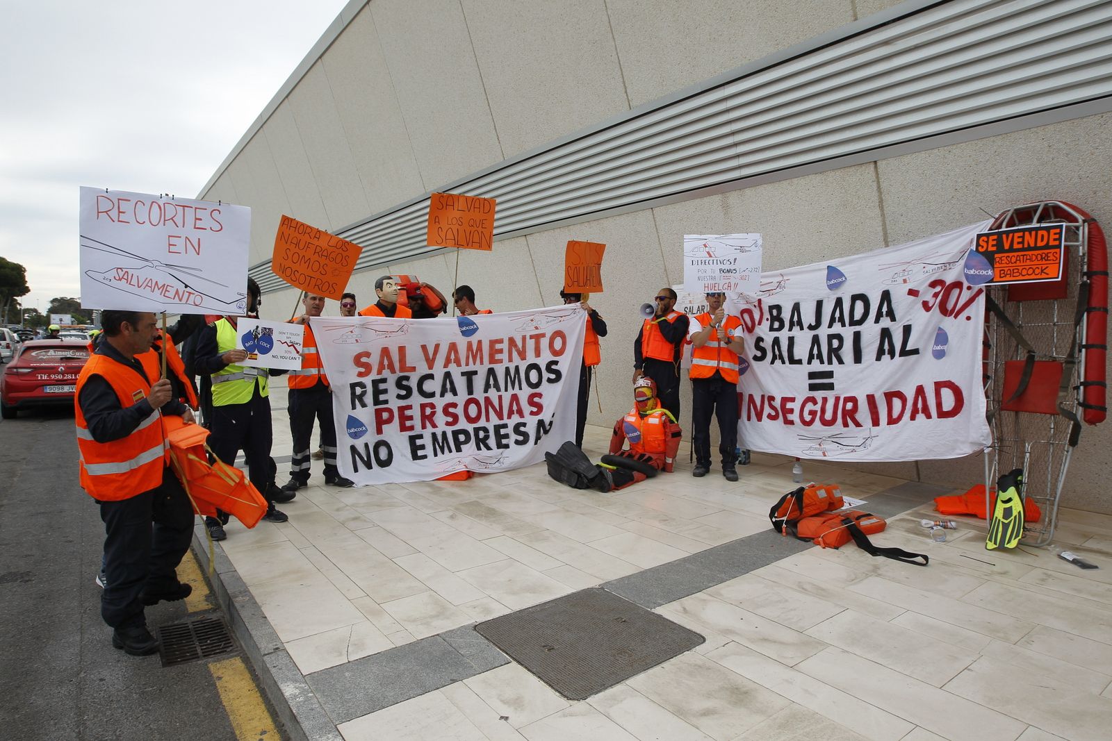 Fotogalería protesta equipo aéreo Salvamento Marítimo en Almería
