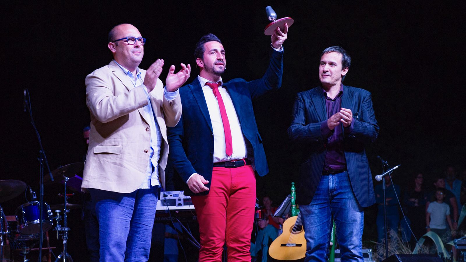 EEl pregonero junto al presidente de la Peña 5x5 y el concejal de Fiestas.