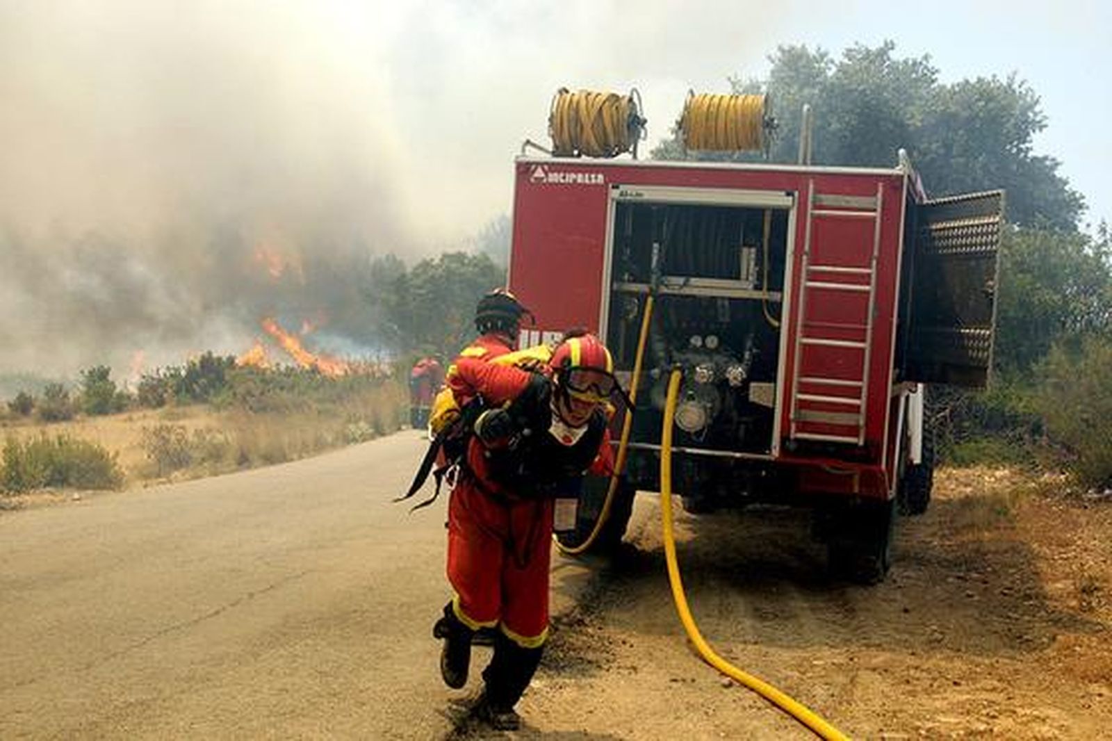 El fuego arrasa miles de hectáreas en comarcas del interior de la provincia de Valencia.

Foto: EFE