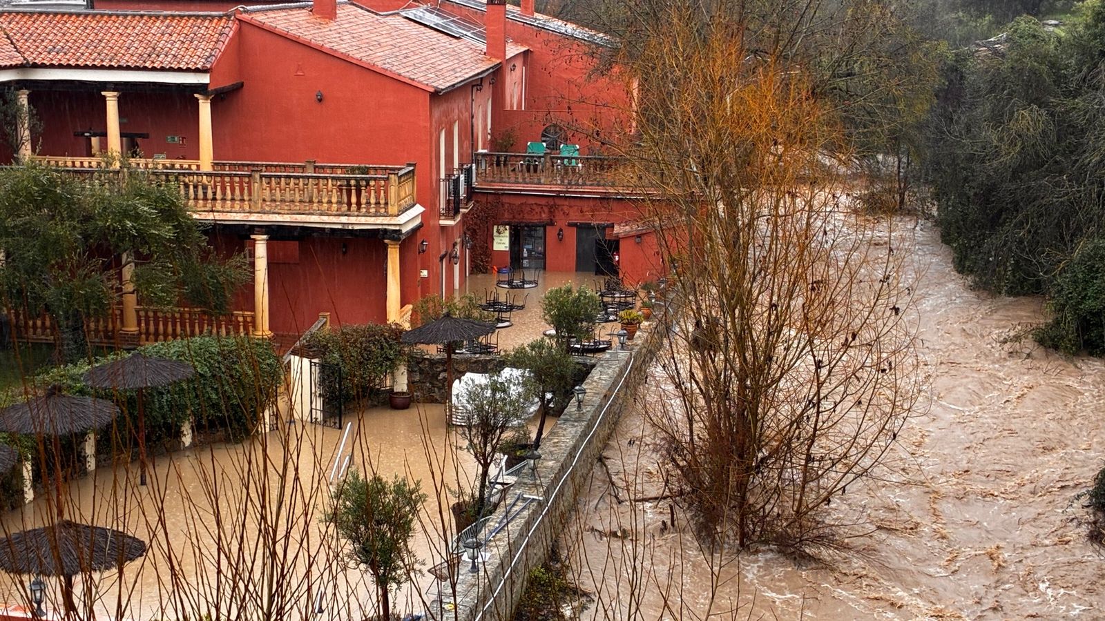 Hotel alcanzado por el agua en la pedanía de Fuente de la Higuera.
