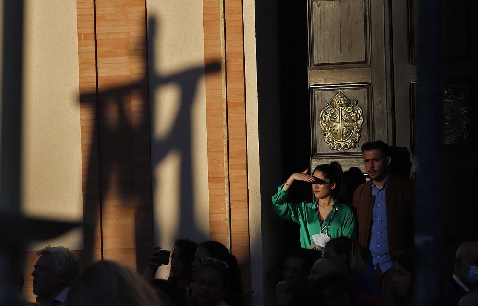 La Hermandad de la Buena Muerte procesiona por las calles de Huelva