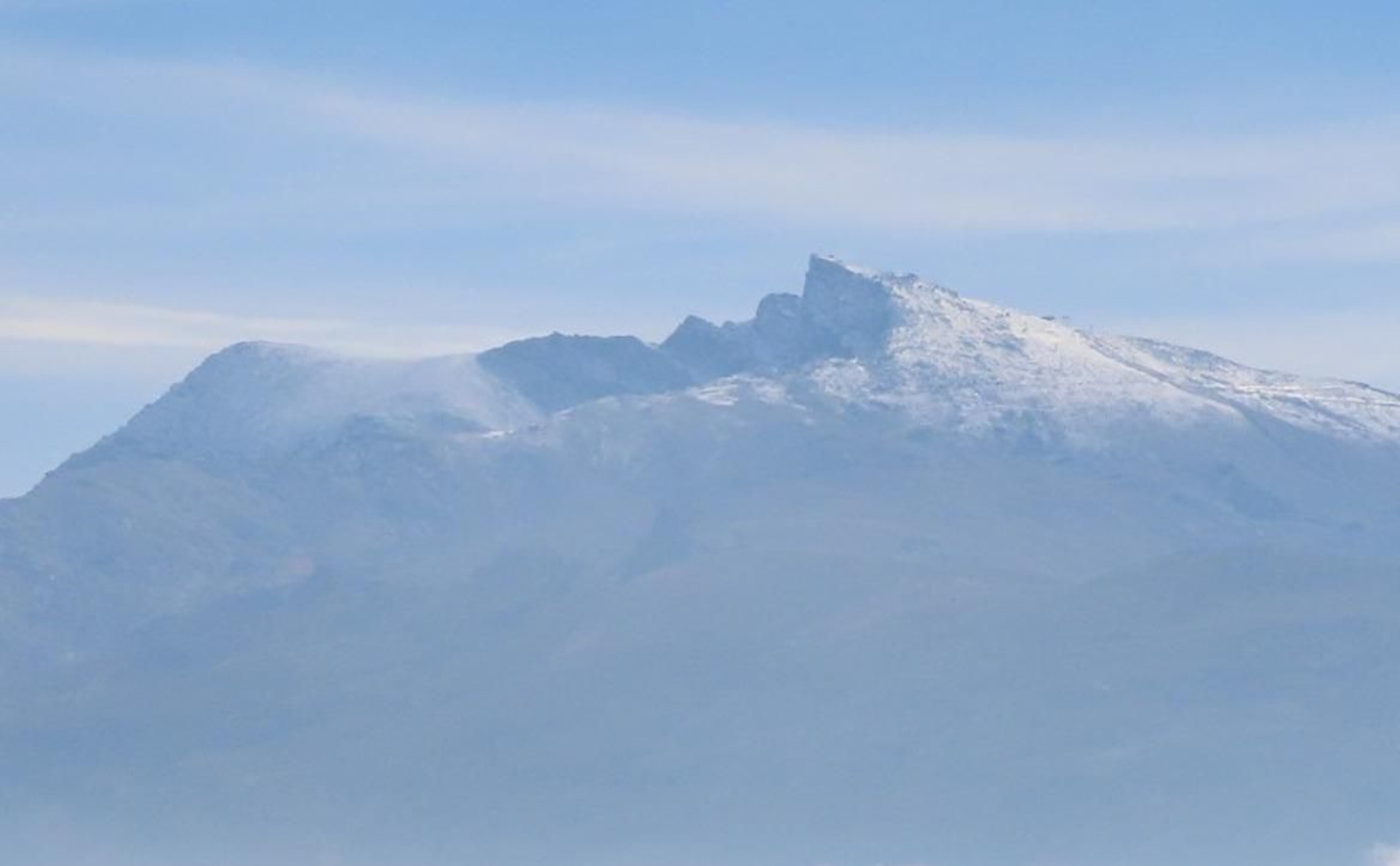 Pequeña capa de nieve dura en las caras norte