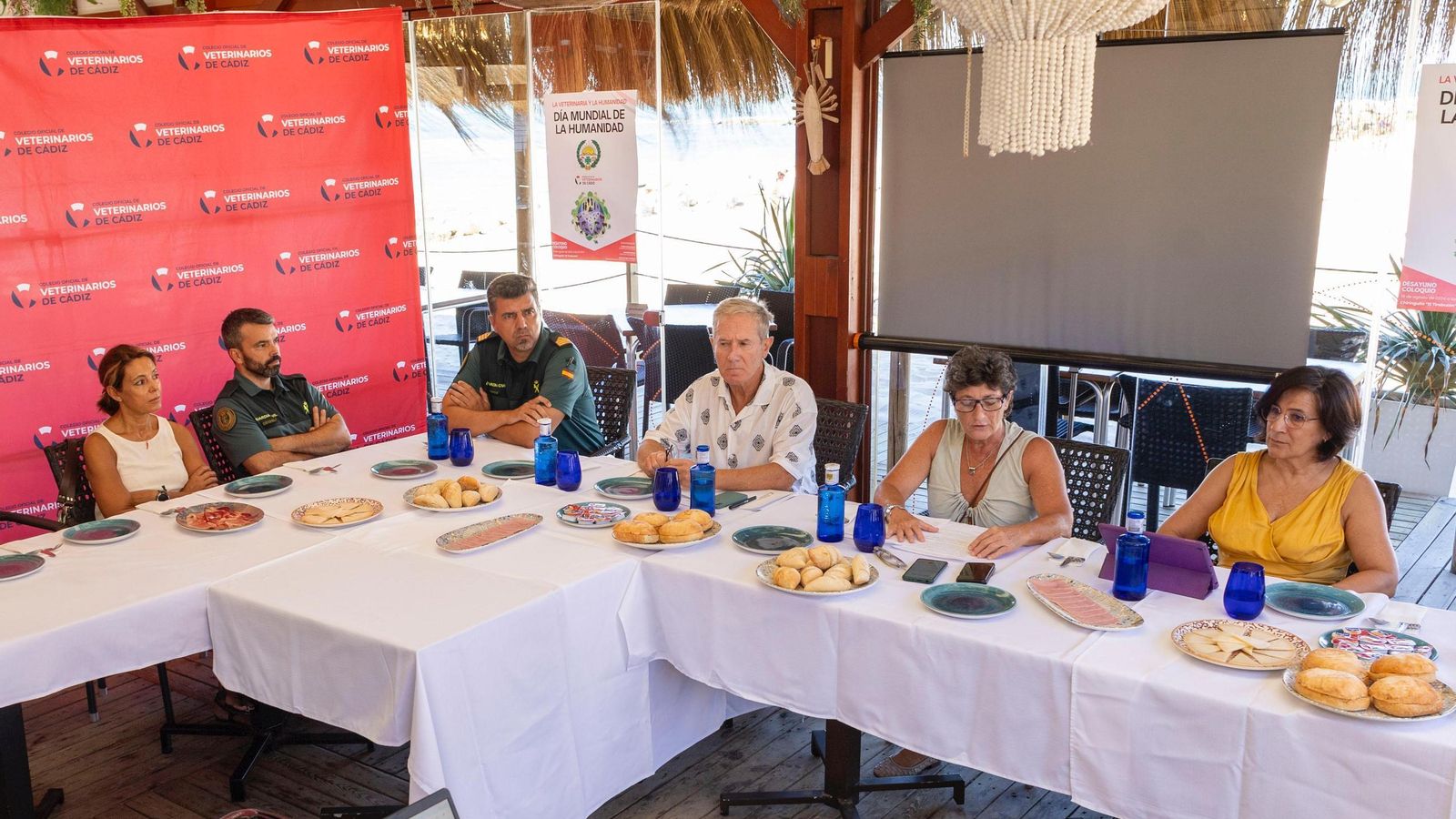 Un momento de la charla-coloquio del Colegio Oficial de Veterinarios de Cádiz, en el Día de la Humanidad.