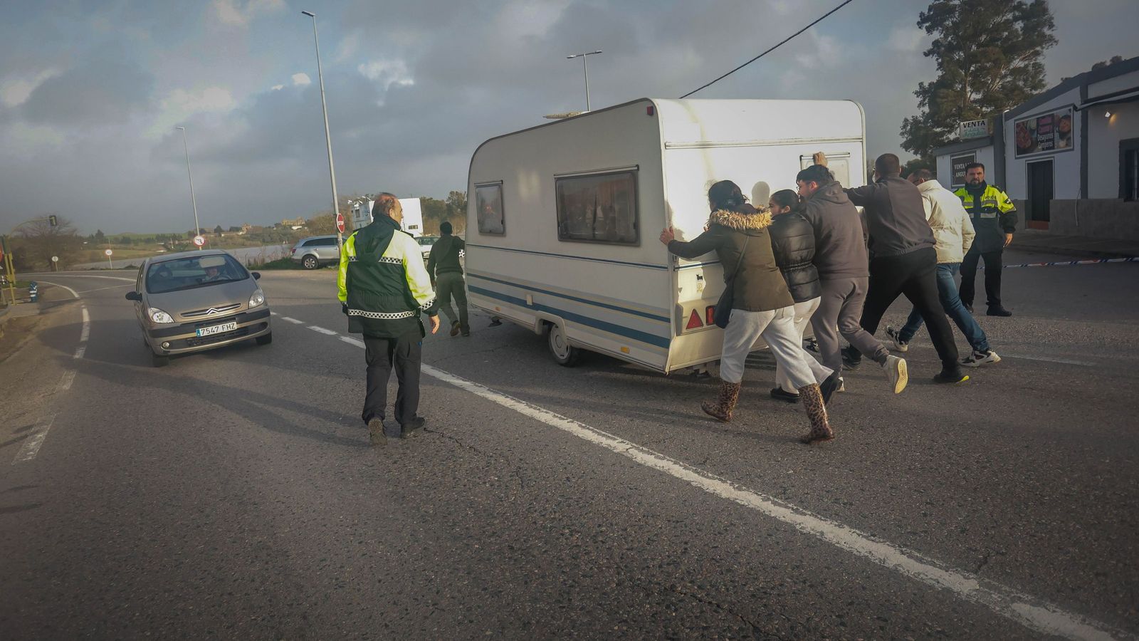 Unos vecinos de La Corta poniendo a salvo una caravana ante la inminente crecida del río.