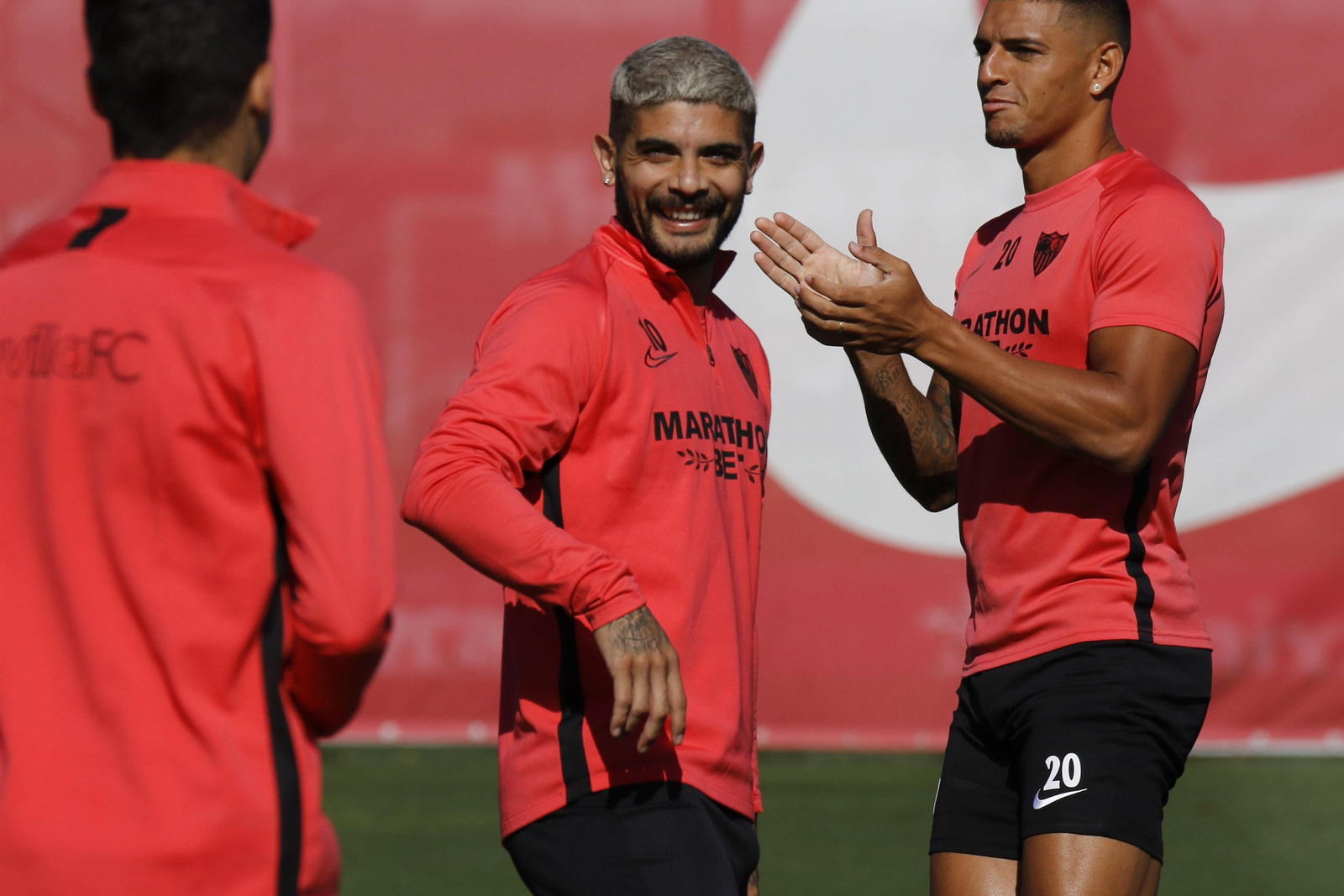 Banega, junto a Diego Carlos en un entrenamiento.