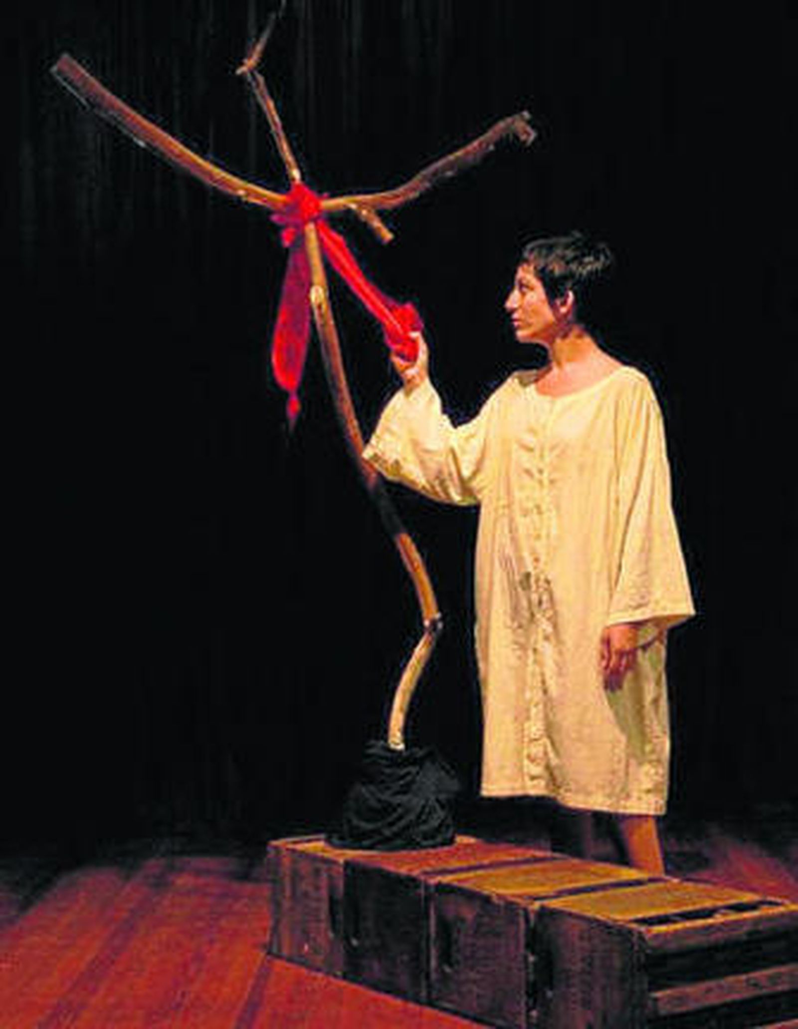 Elisabeth González, durante la interpretación de otras de sus obras teatrales.