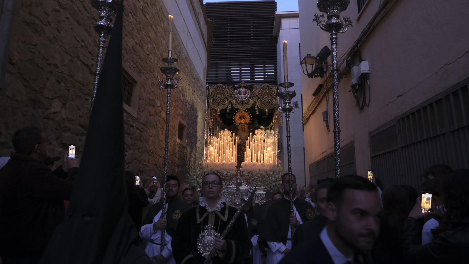 Estudiantes en la Semana Santa de Almería 2025