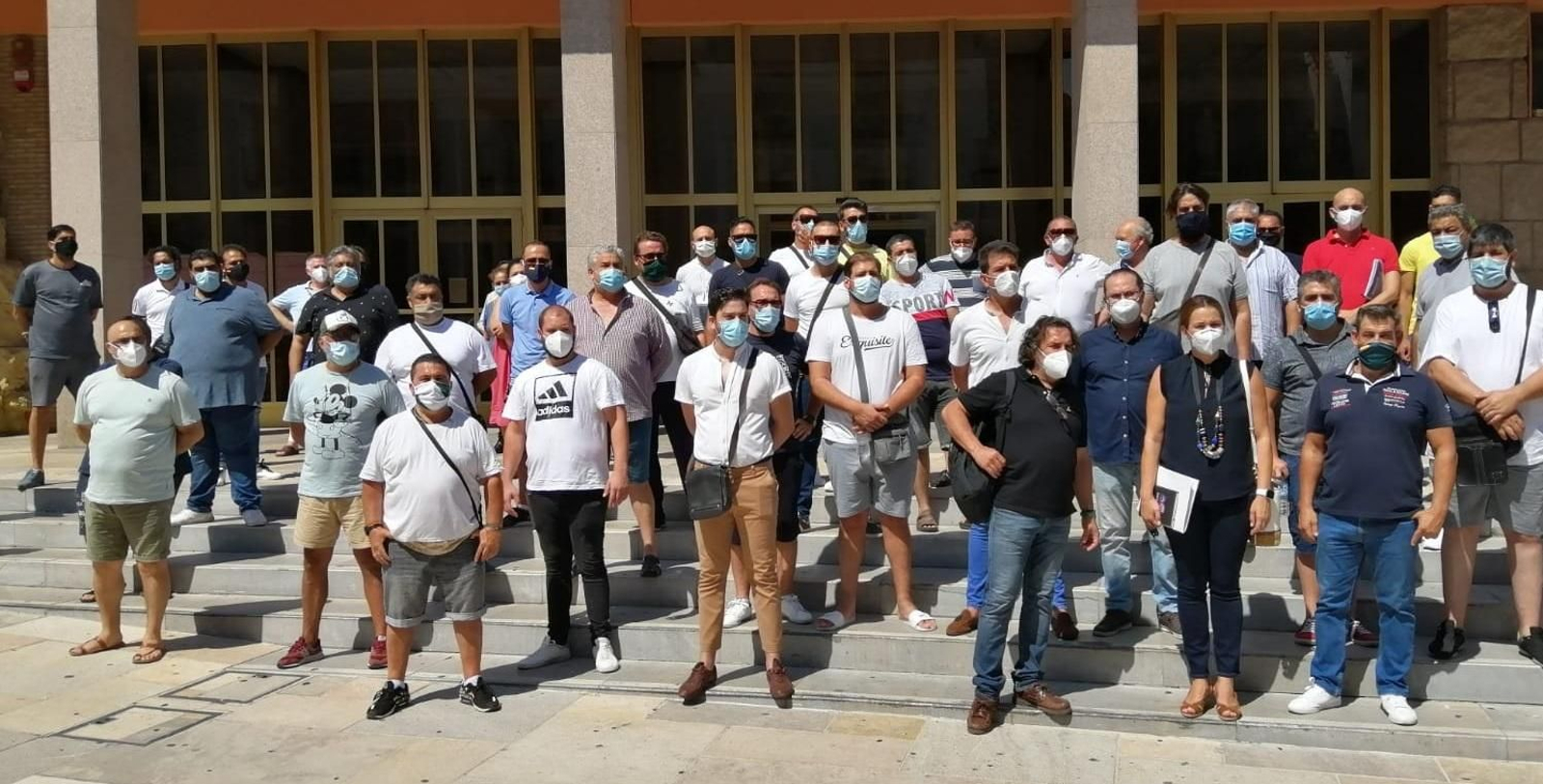 Representantes del comercio ambulante de Córdoba, en la puerta del Ayuntamiento. Representantes del comercio ambulante de Córdoba, en la puerta del Ayuntamiento.
