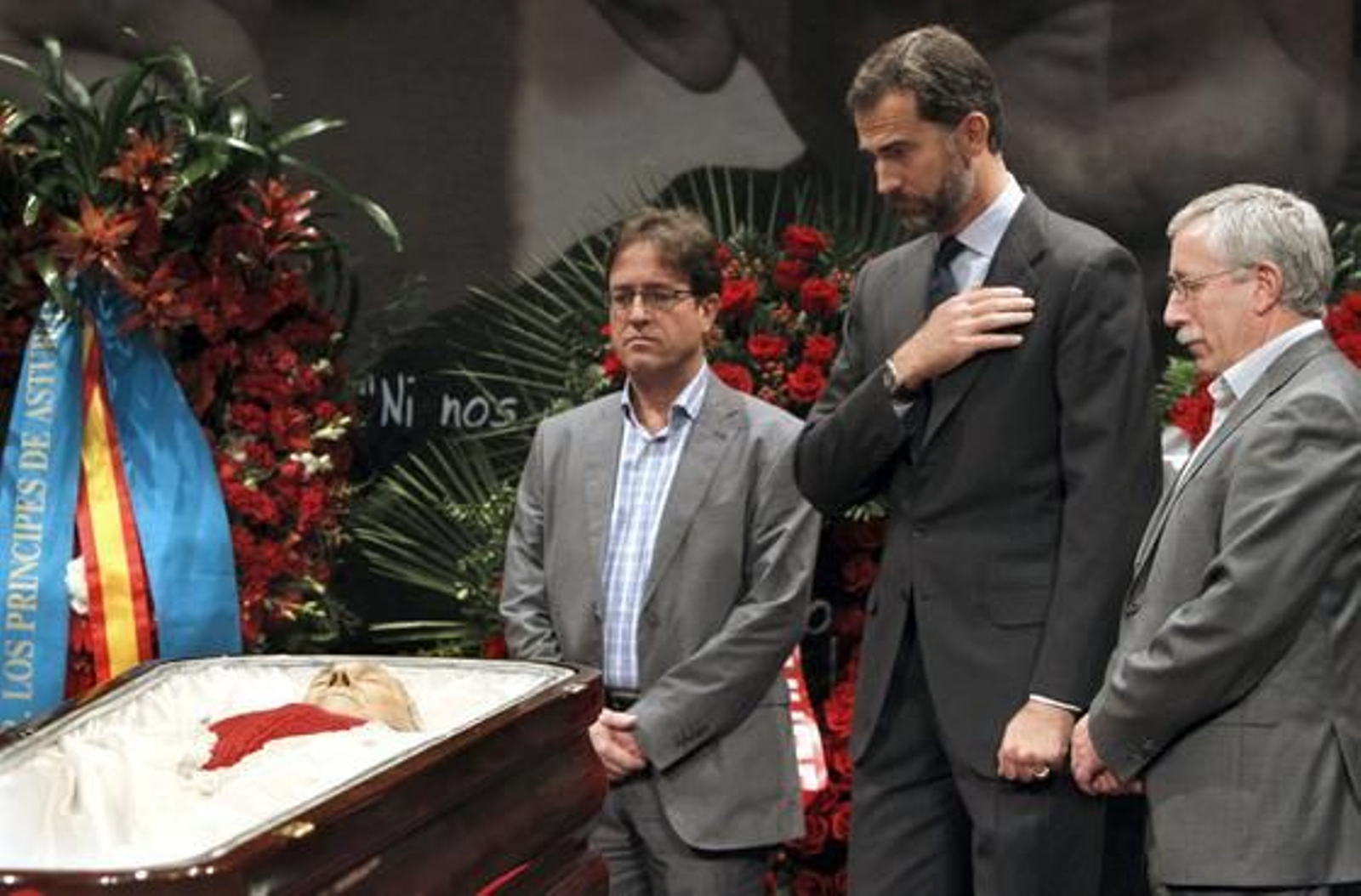 El Príncipe Felipe en la capilla ardiente del líder sindical. 

Foto: EFE
