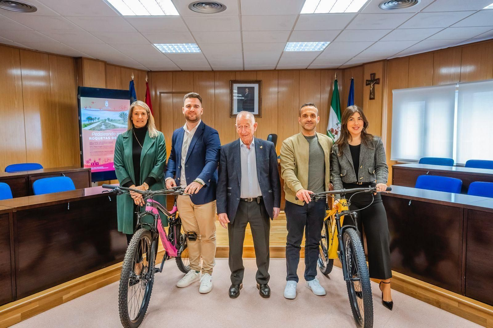Presentación del programa de rutas en bicicleta en Roquetas de Mar.