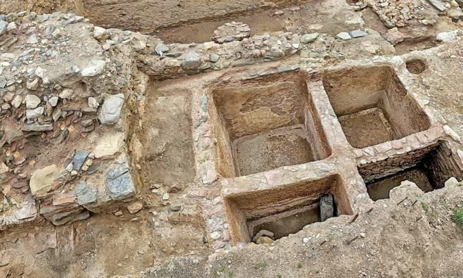 Restos arqueológicos en el Cerro de Montecristo.
