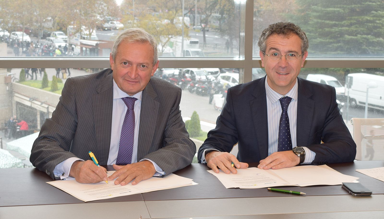 El presidente de Cooperativas Agro-alimentarias de España, Ángel Villafranca, y el presidente de Cajamar, Eduardo Baamonde.