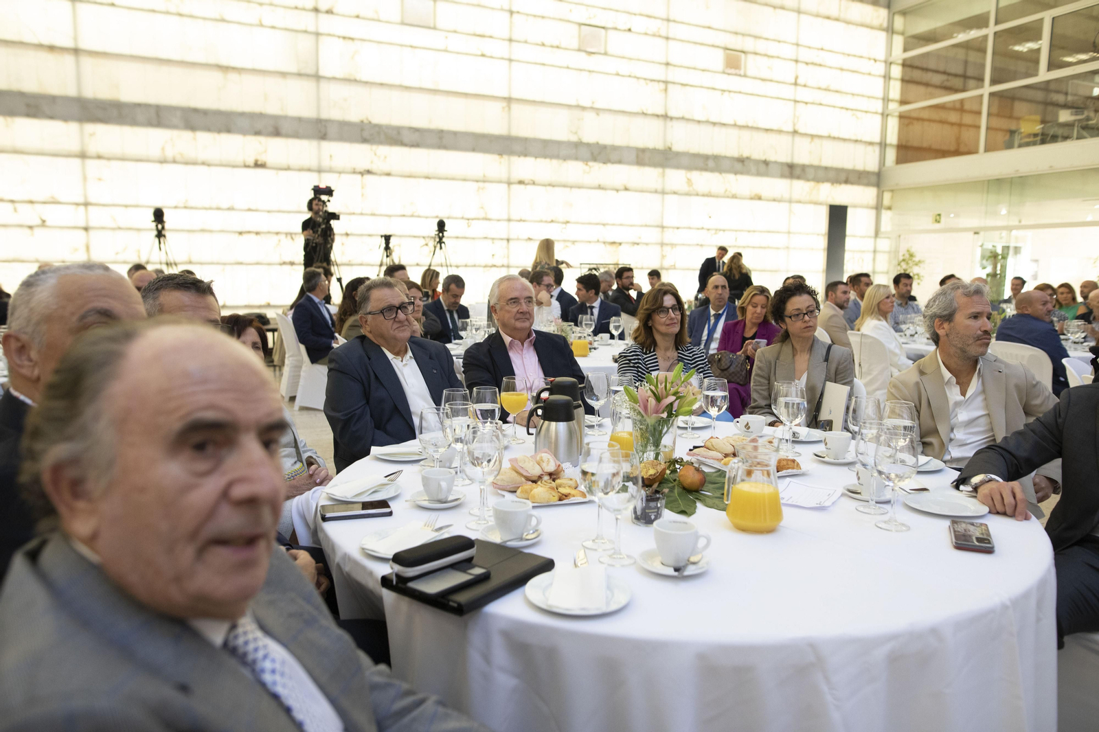 Las imágenes del desayuno de la CEDE en Granada con Gonzalo Gortázar