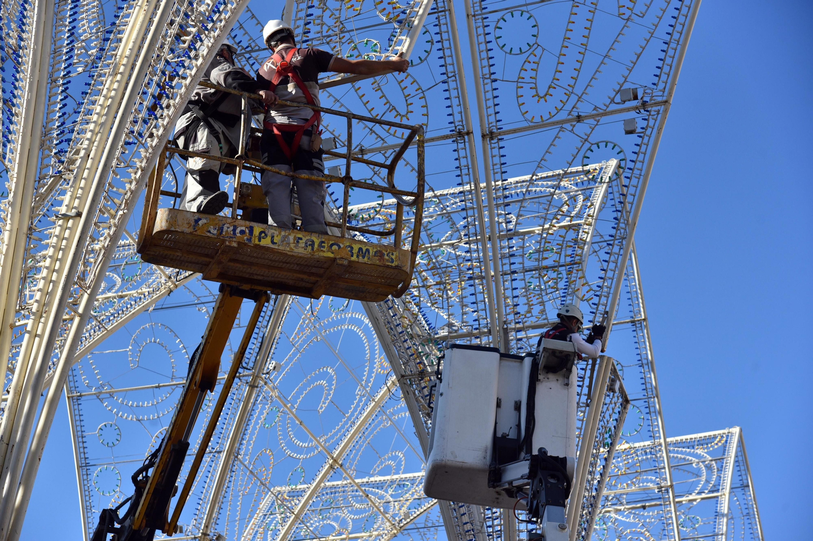 Montaje del alumbrado navideño en Algeciras