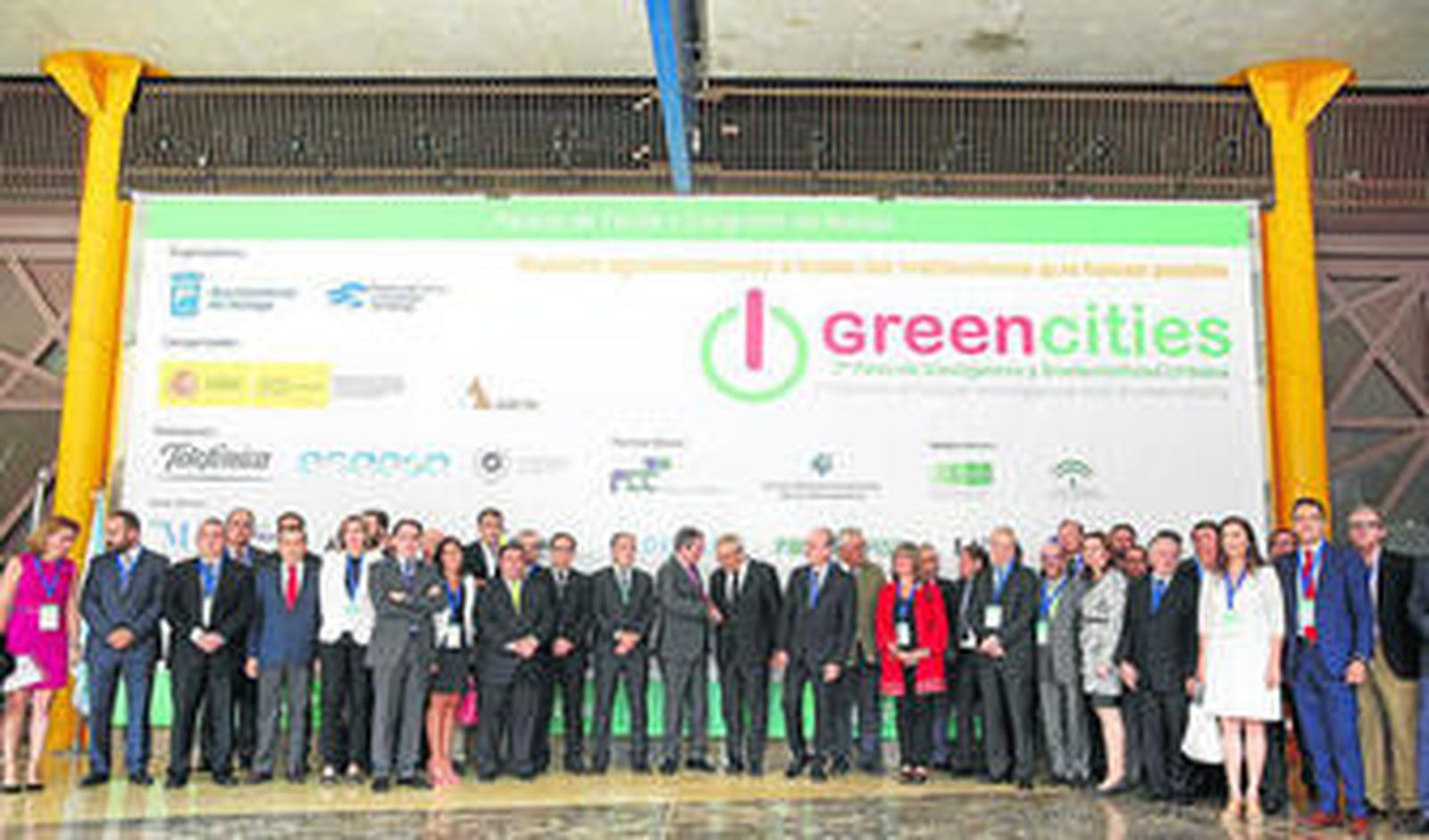 Foto de familia de los representantes institucionales y empresariales que ayer inauguraron el séptimo foro de Greencities en el Palacio de Ferias.