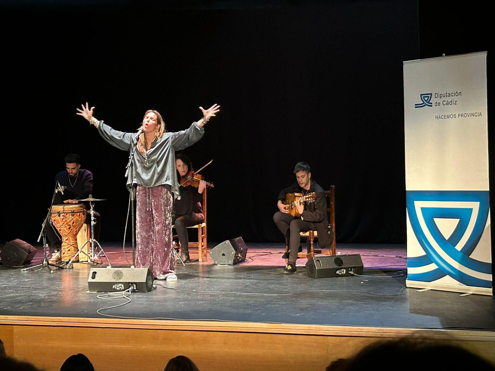 La artista Lourdes Pastor, durante su actuación en Guadalcacín