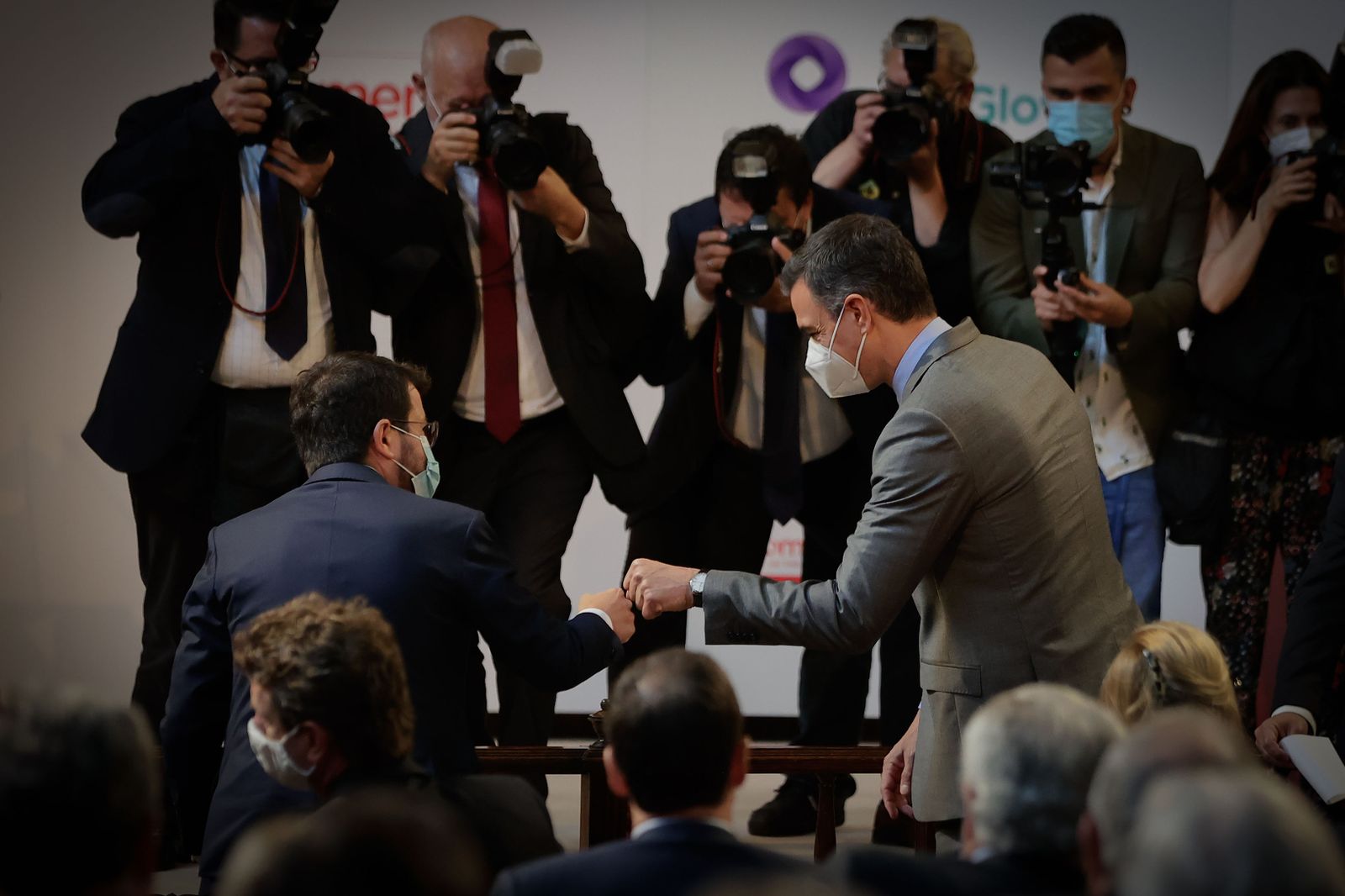 El president de la Generalitat, Pere Aragonés y el del Gobierno, Pedro Sánchez, saludándose este lunes en Barcelona.