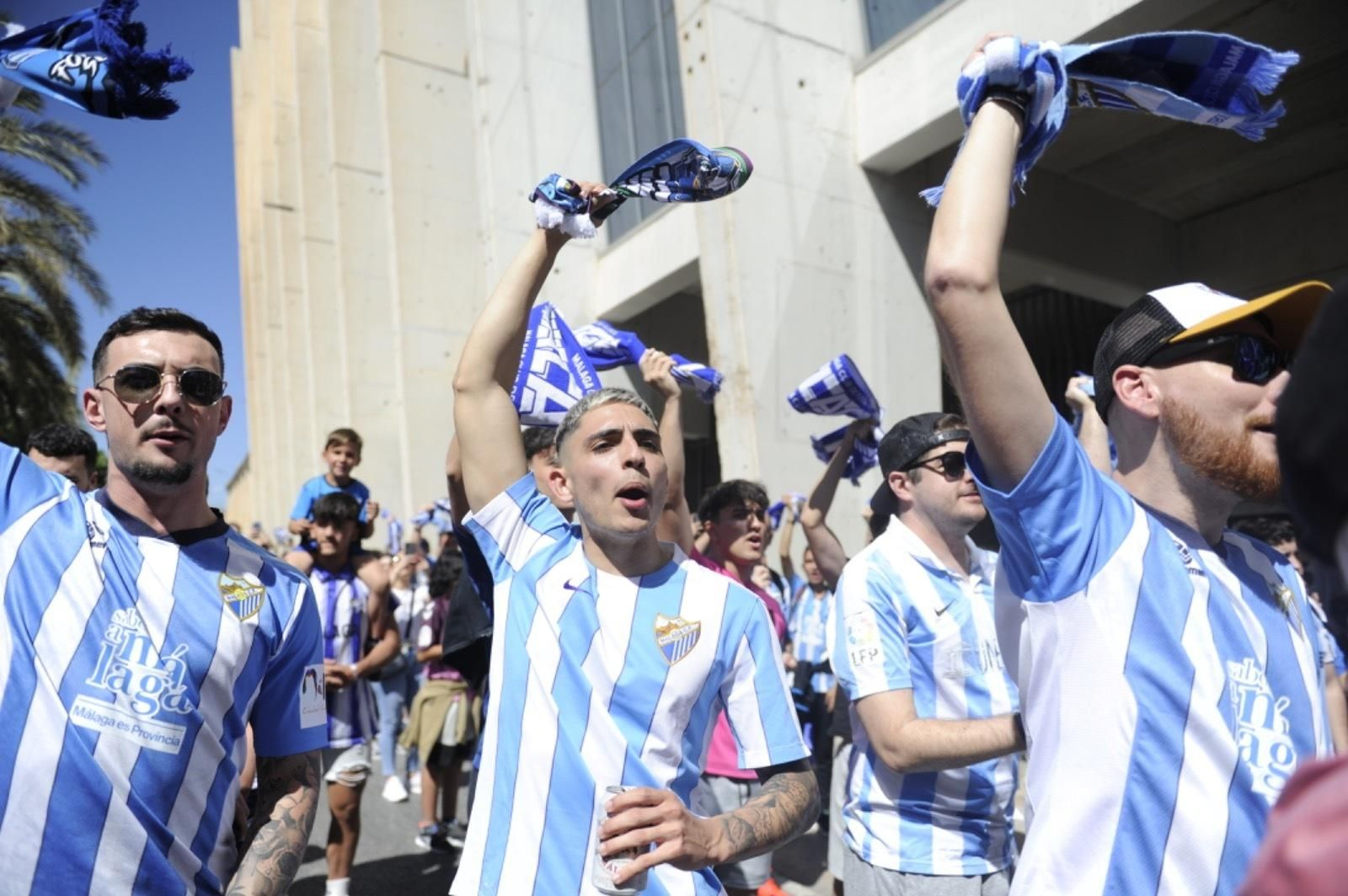 Las fotos del recibimiento de la afición antes del Málaga CF - Cartagena