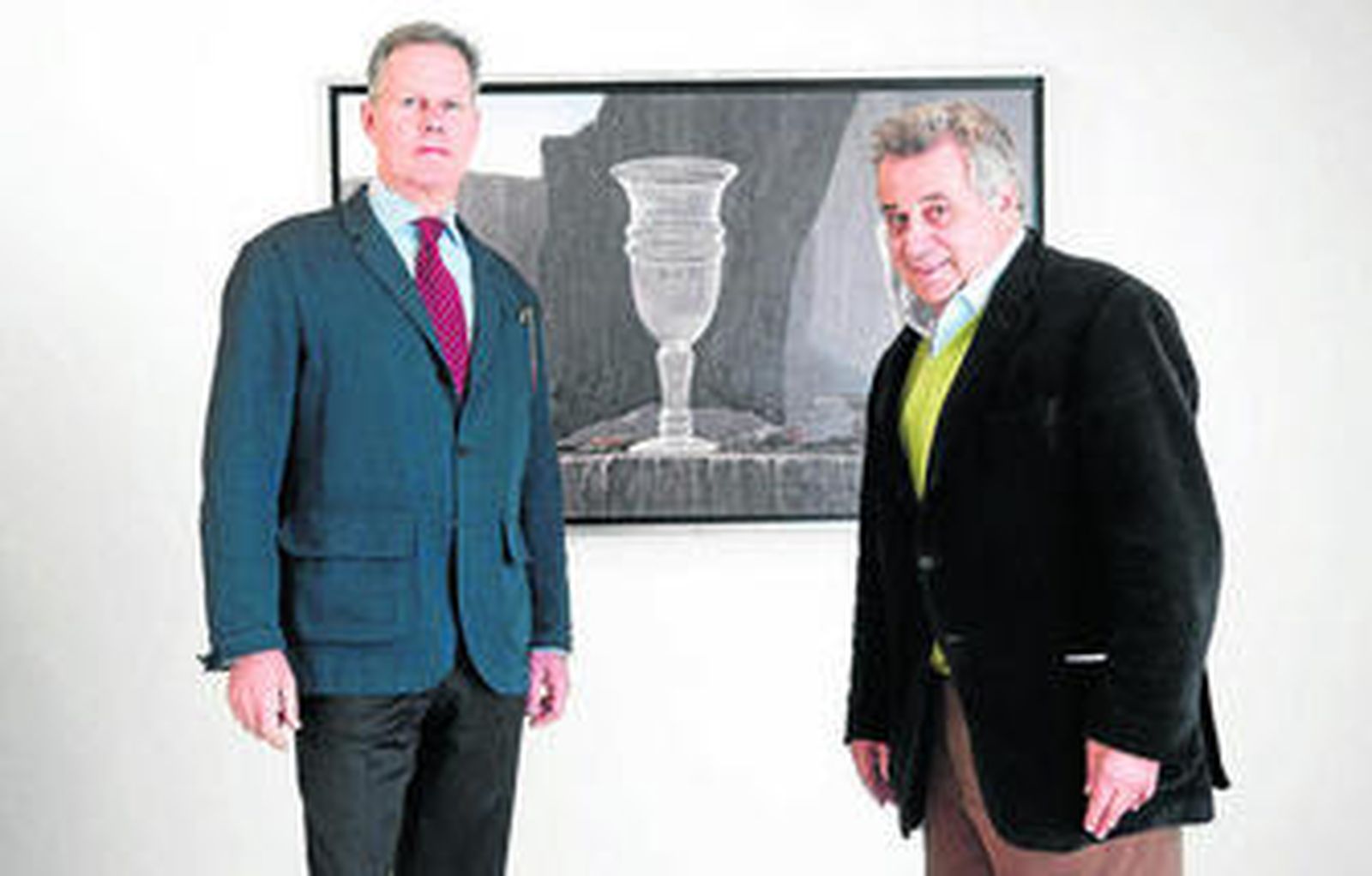 1. El pintor, junto al exresponsable de El Legado Andalusí, Jerónimo Páez.  2. Obra 'Situación deliberada I', del año 2001. Van der Linde se detiene hasta en las gotas de vapor de la botella. 3. Pintura 'Woman', un acrílico sobre tabla del año 2005. 4. Los asistentes al acto inaugural del pasado jueves quedaron absolutamente asombrados ante el genio y la imaginación desbordante del holandés afincado en España.