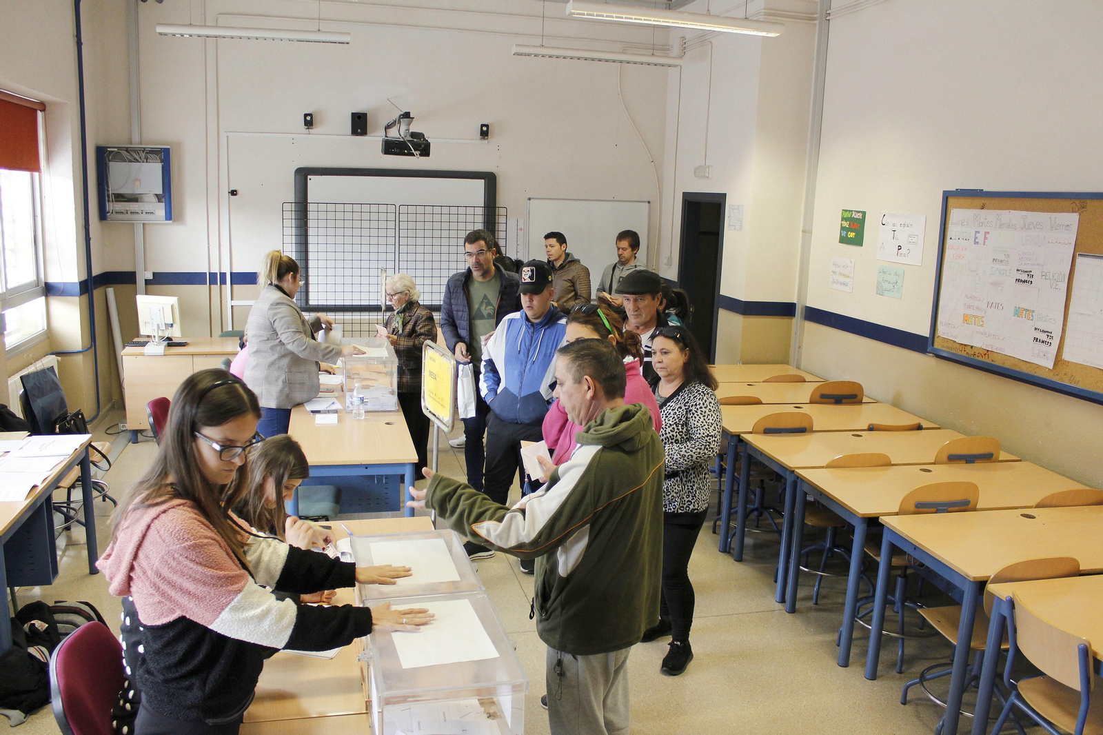 Varias personas durante las votaciones en el instituto Santa Rosa de Lima.