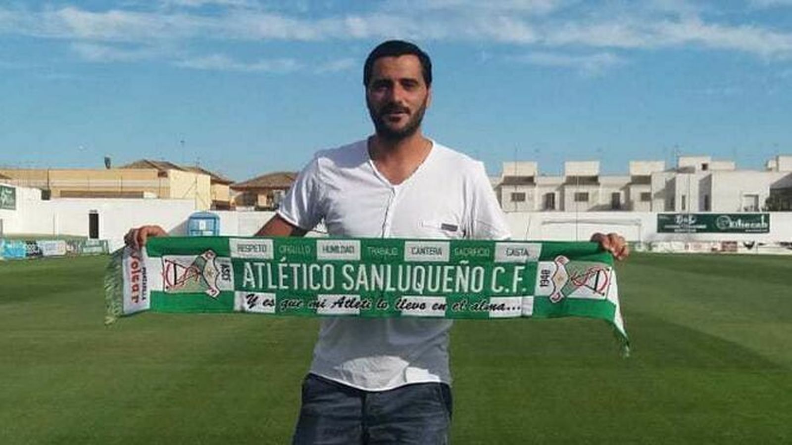 Dani Güiza, con una bufanda den Atleti sobre el césped de El Palmar