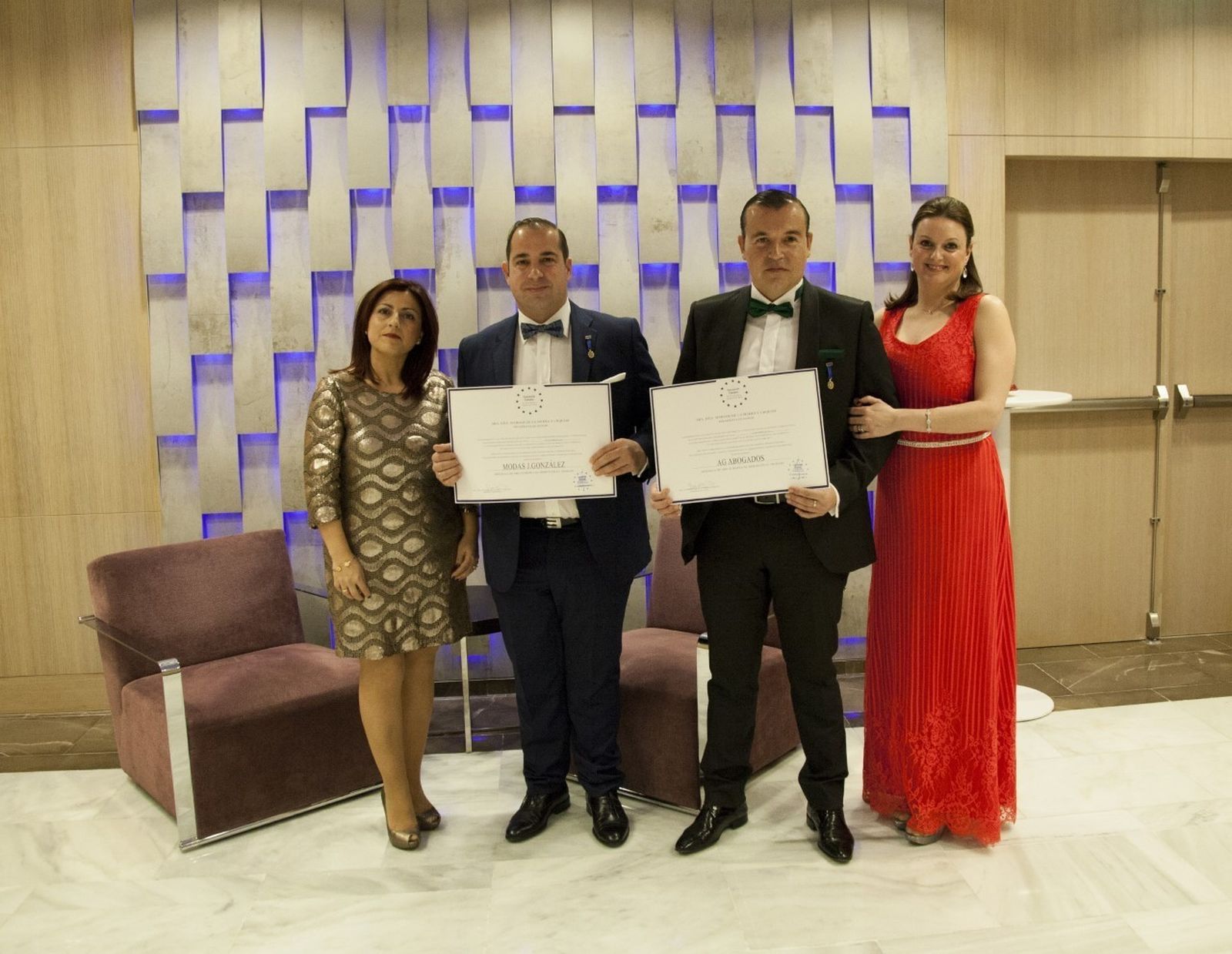 Juan Elías González y Ángel José González portando el reconocimiento a J. González y AG Abogados.
