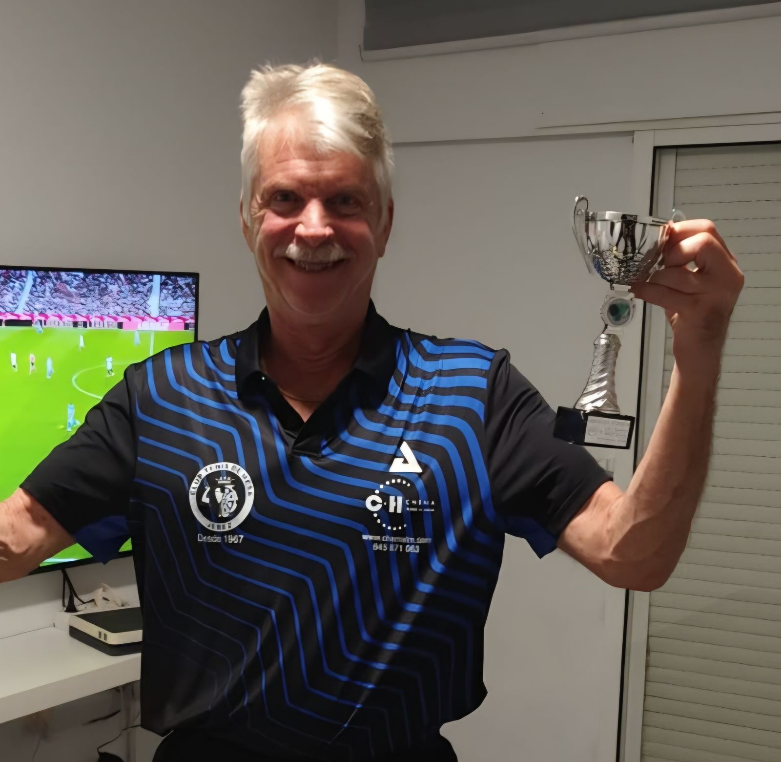 Kurt Larsson posa con su trofeo.