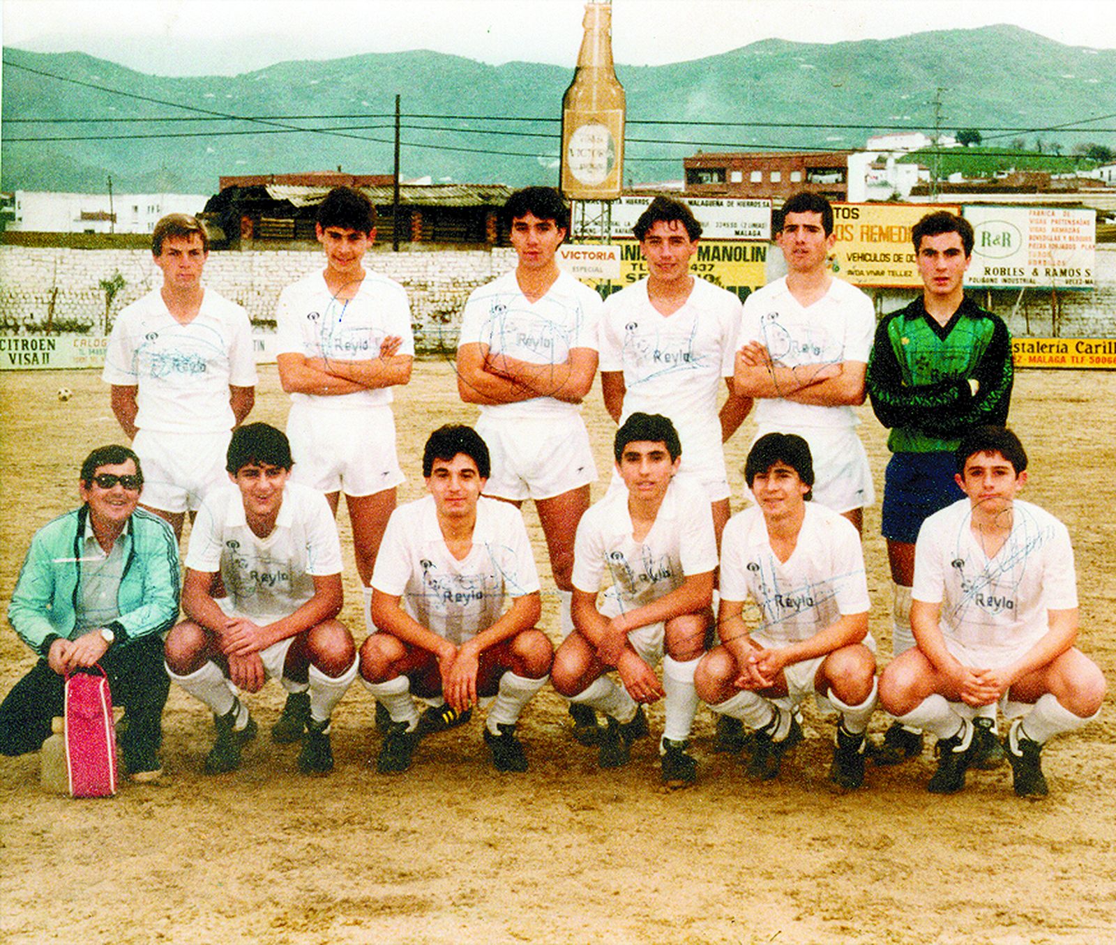 1. Hierro protesta a Al-Ghandour, árbitro egipcio. 2. En su primera convocatoria con la selección. 3. En el equipo juvenil del Vélez, segundo por la izquierda en la fila de arriba. 4. Durante la Eurocopa de Inglaterra'96. 5. En su presentación como director deportivo del Málaga.  6. Arriba a la derecha, en Vélez. 7. En el España-Dinamarca definitivo para ir al Mundial de Estados Unidos'94.
