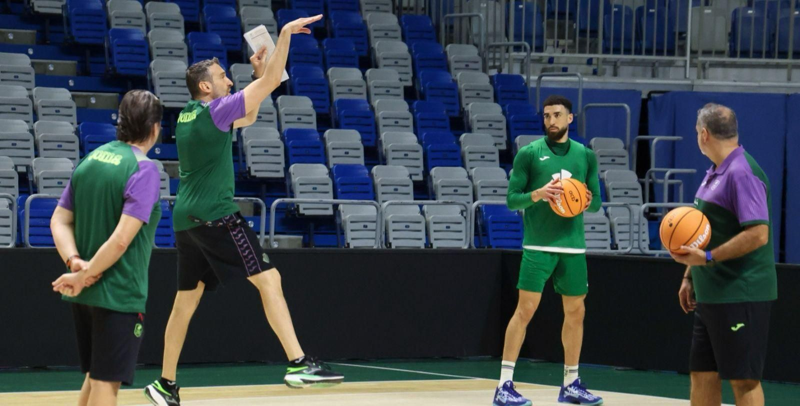 Duarte, con Ibon y parte del staff.