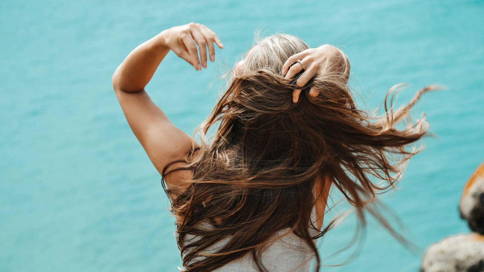 Hay que mojarse el pelo antes de bañarse para crear una barrera protectora. Hay que mojarse el pelo antes de bañarse para crear una barrera protectora.
