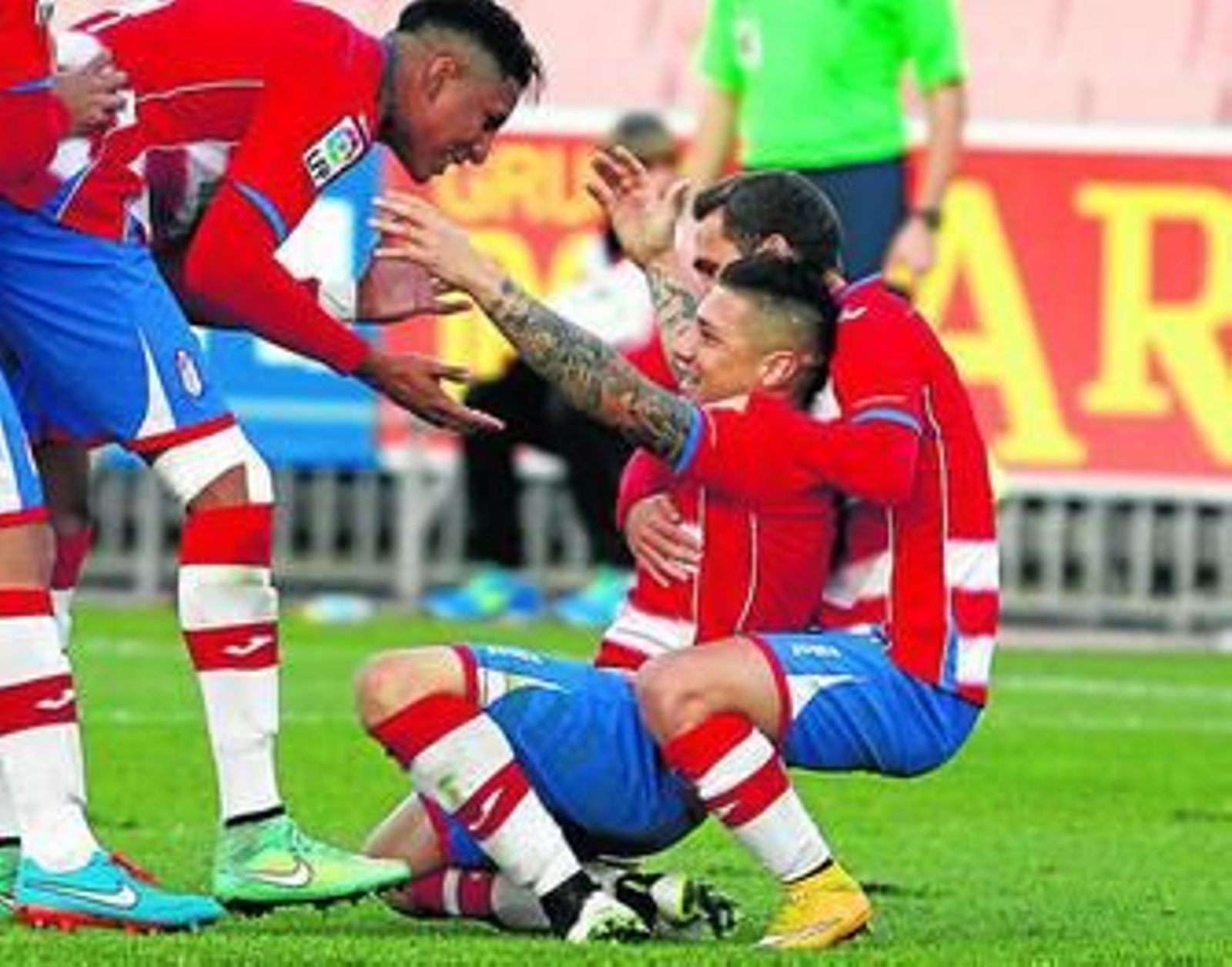 Los jugadores del filial celebran uno de los dos goles con los que ganaron al Almería B en la primera vuelta.