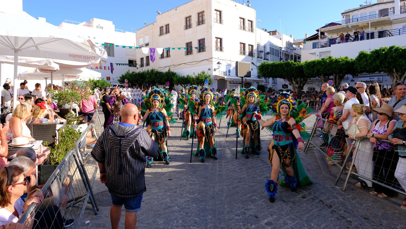 El espectacular desfile de Moros y Cristianos de Mojácar, en imágenes