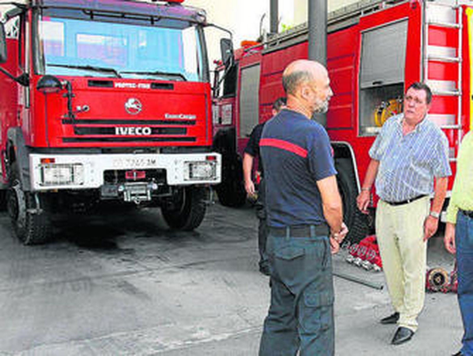 Antonio Navarrete, durante la visita a un parque de bomberos.