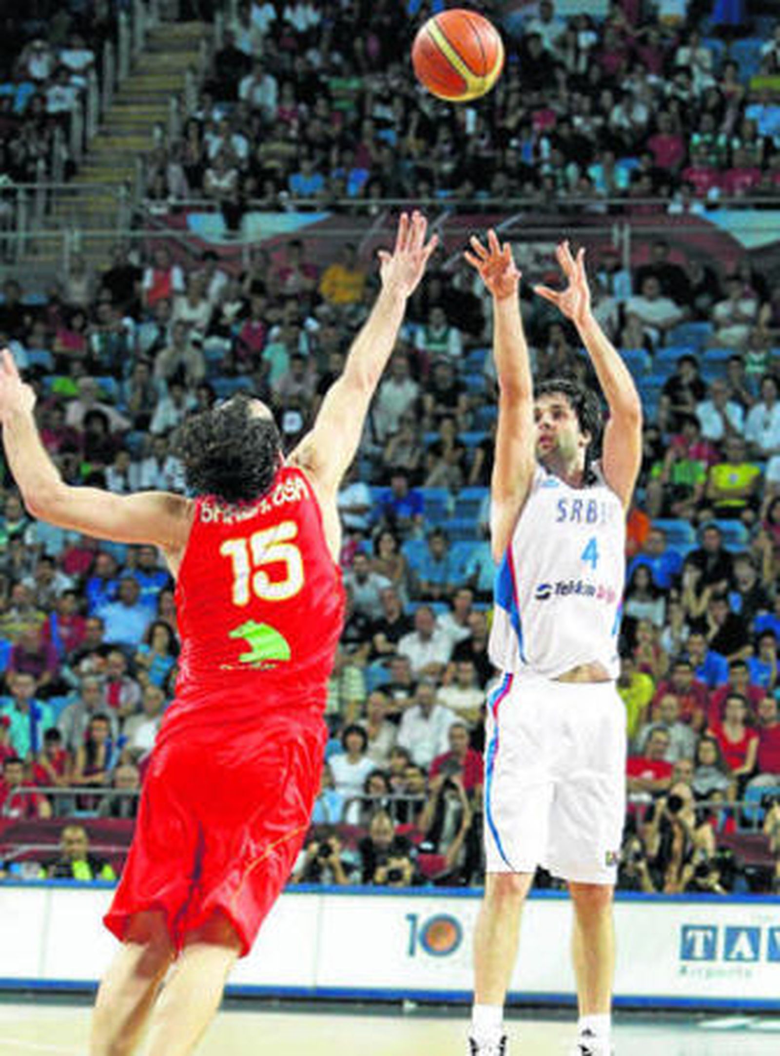 Teodosic lanza el último triple ante el salto de Garbajosa.
