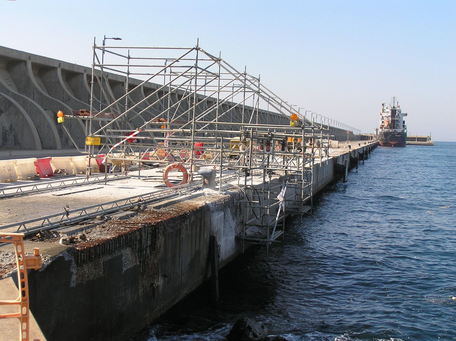 Inicio del saneamiento del cantil del muelle de levante.