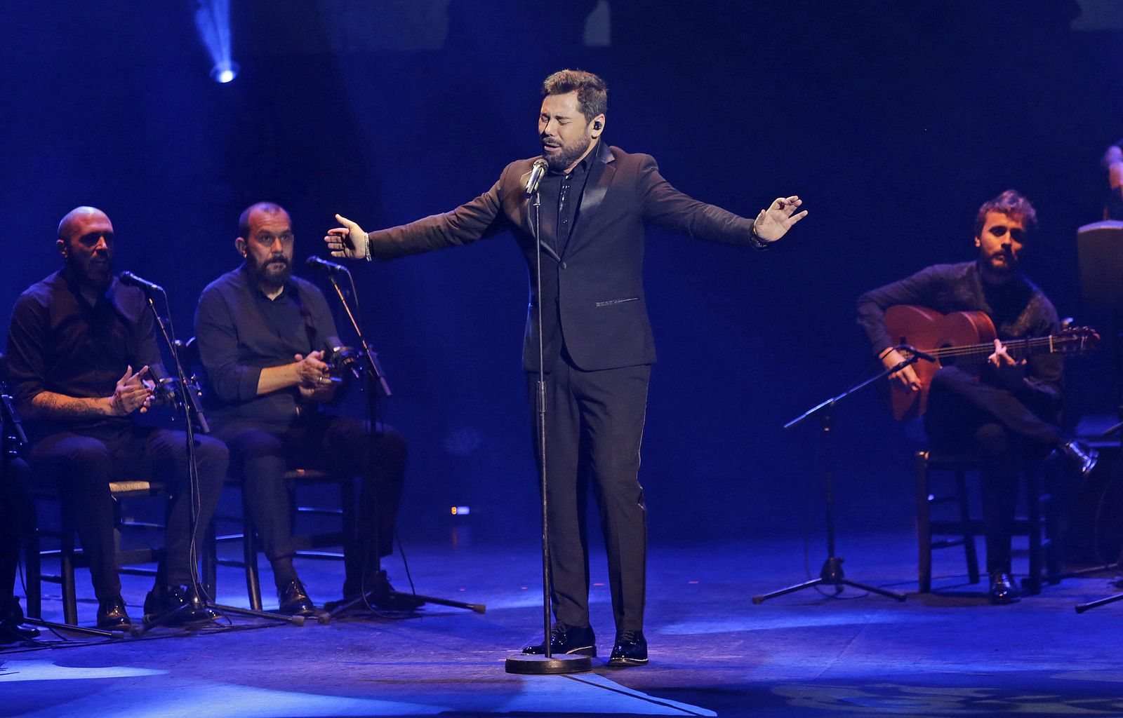 Imágenes de la actuación de Miguel Pôveda en el Teatro Falla