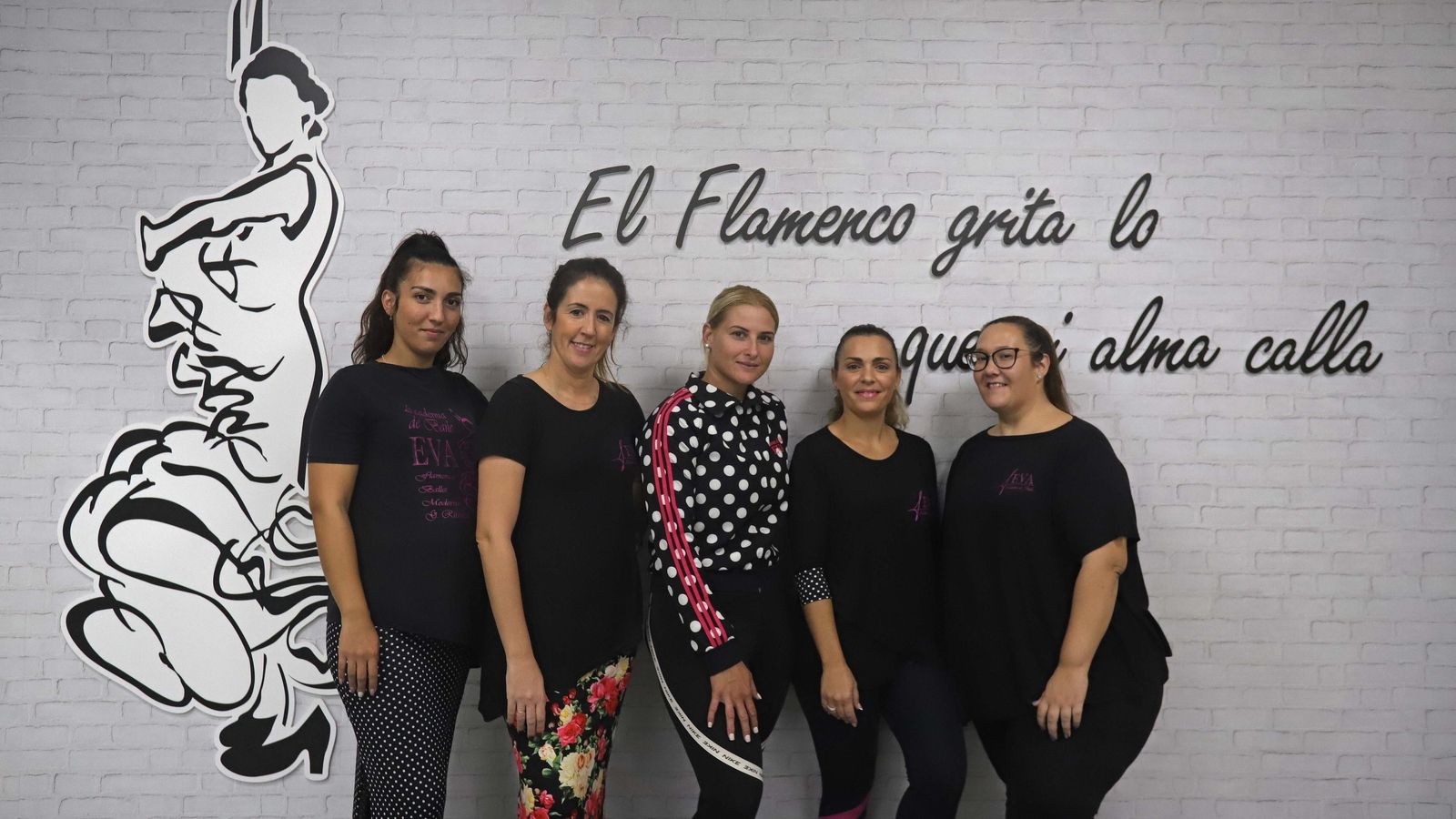 María Rosa, la segunda desde la derecha, junto a sus compañeras en la academia.