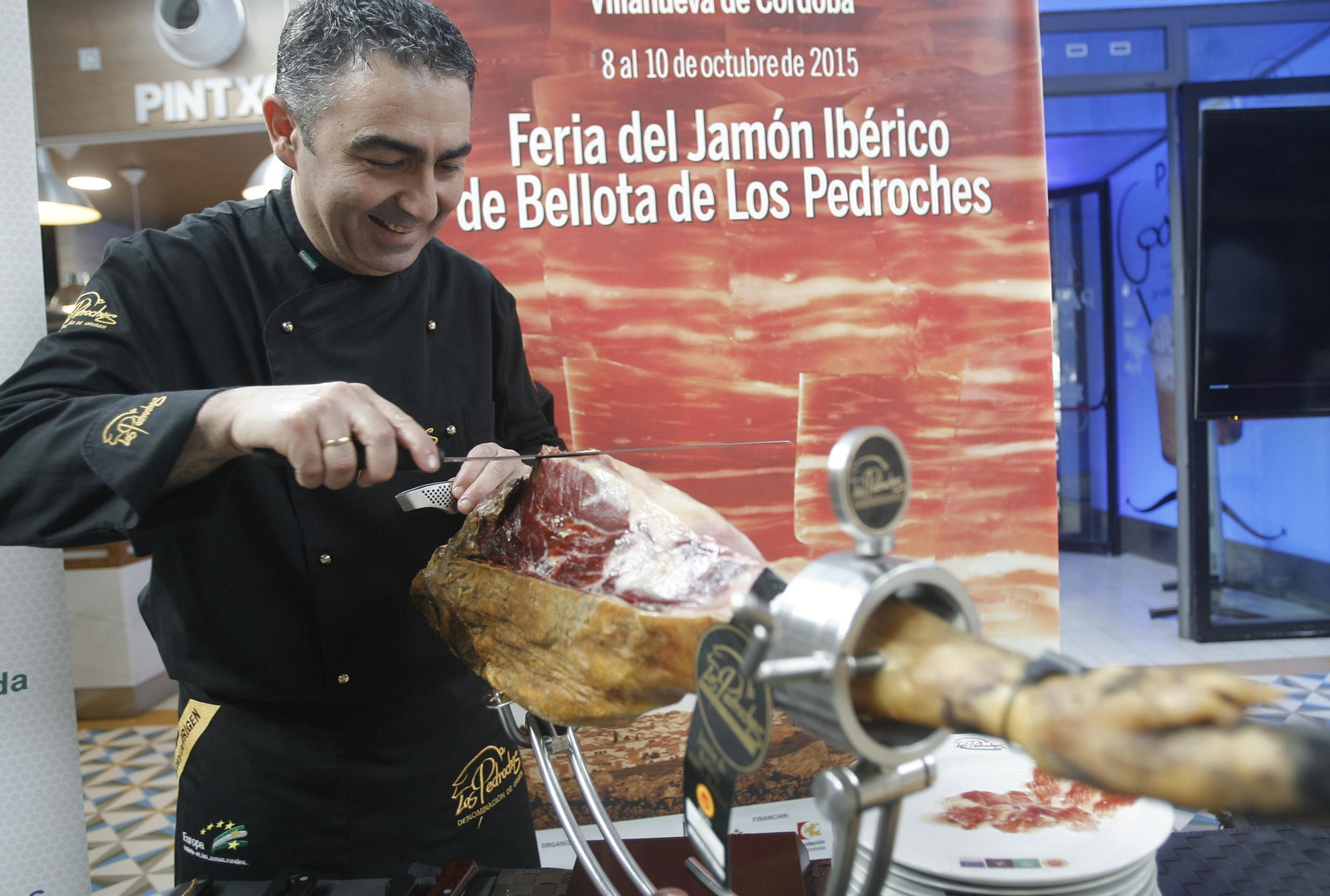 Un cortador lonchea un jamón de la Denominación de Origen.