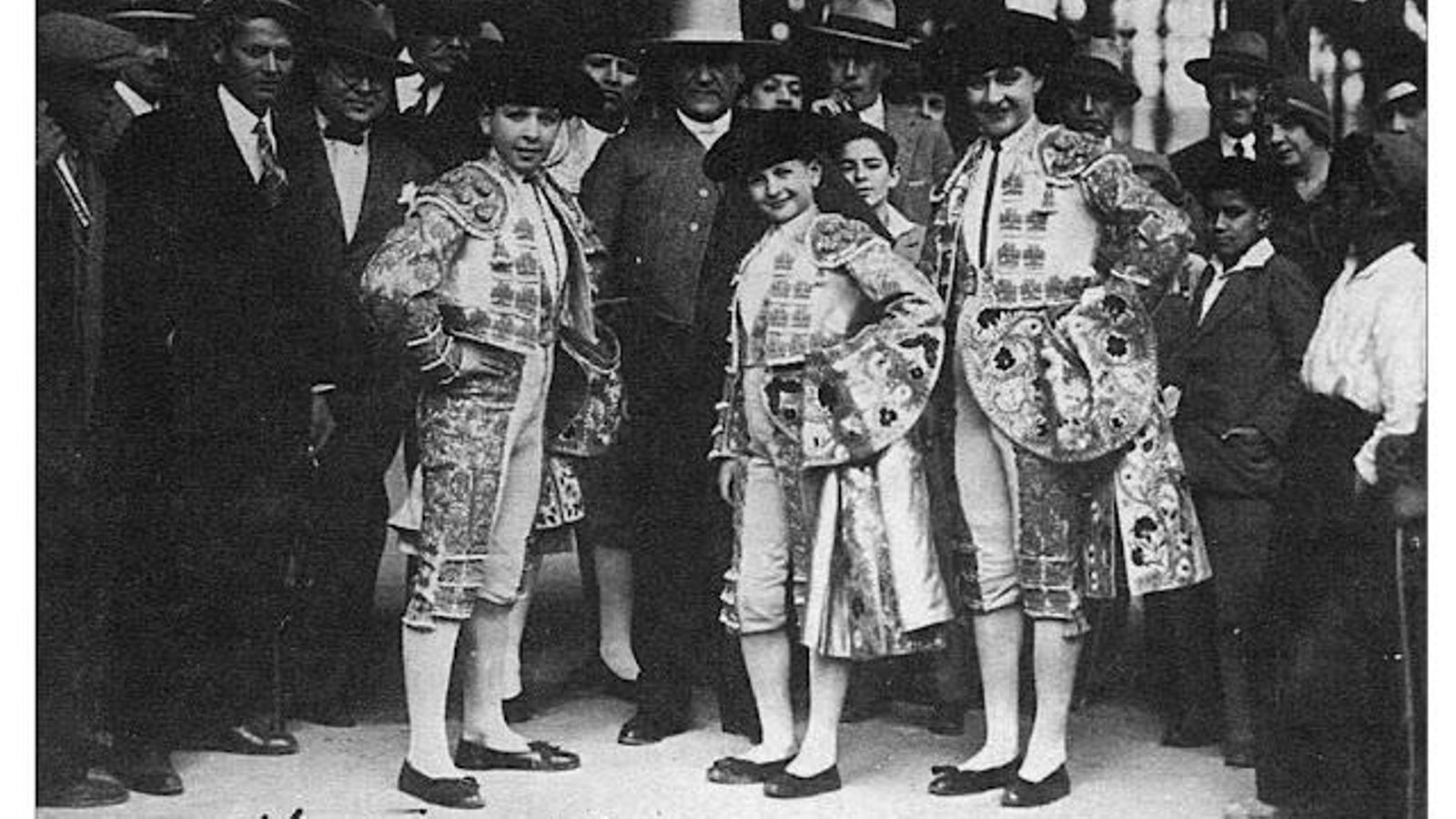 El Papa Negro, de corto, con sus hijos Manolo, Pepe y Rafael en México en 1929.