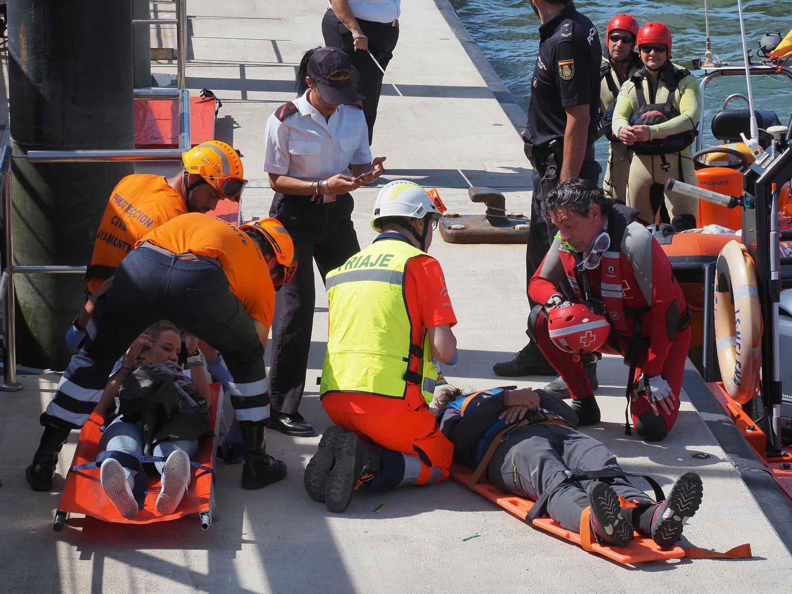 Las mejores imágenes del choque entre un ferry y un pesquero en medio del Guadiana