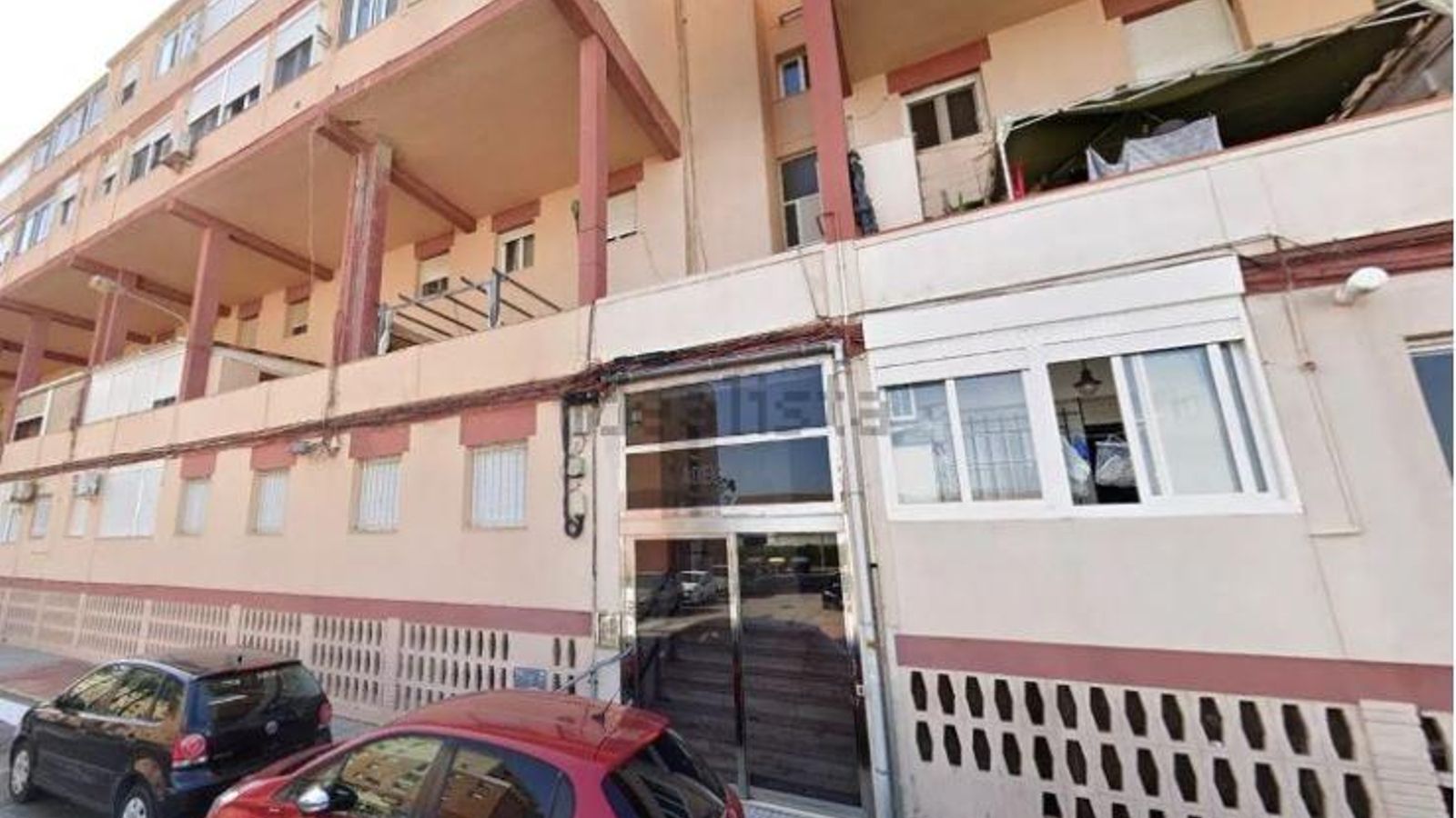 La fachada del piso de la calle Adelfa que está a la venta a pesar de estar okupado.