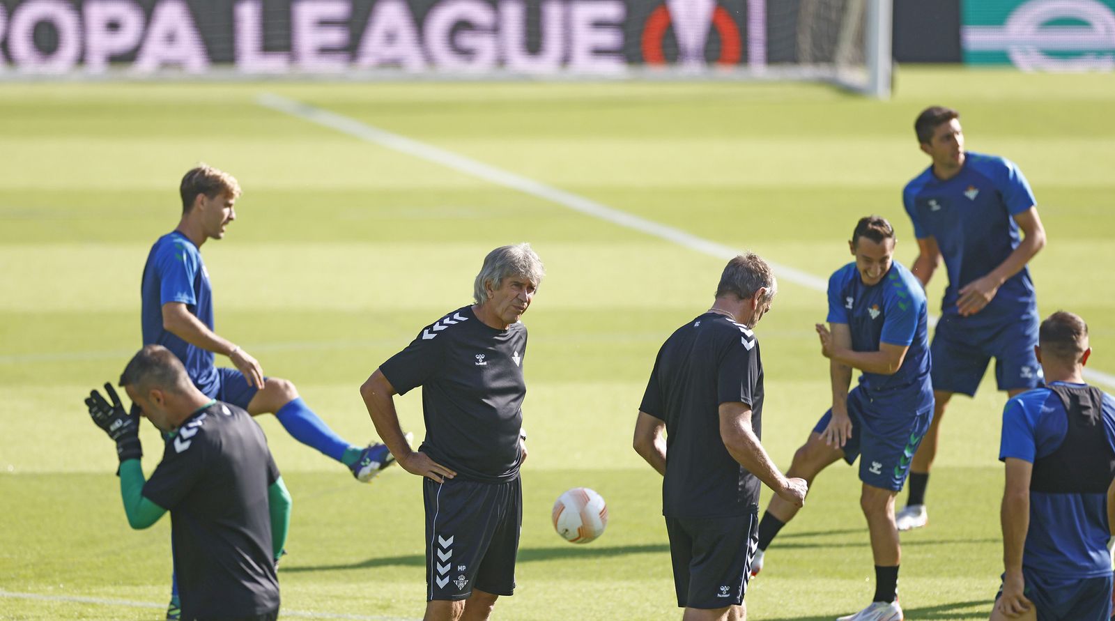 Pellegrini, con Cousillas, en un momento del entrenamiento de este miércoles en el Benito Villamarín.