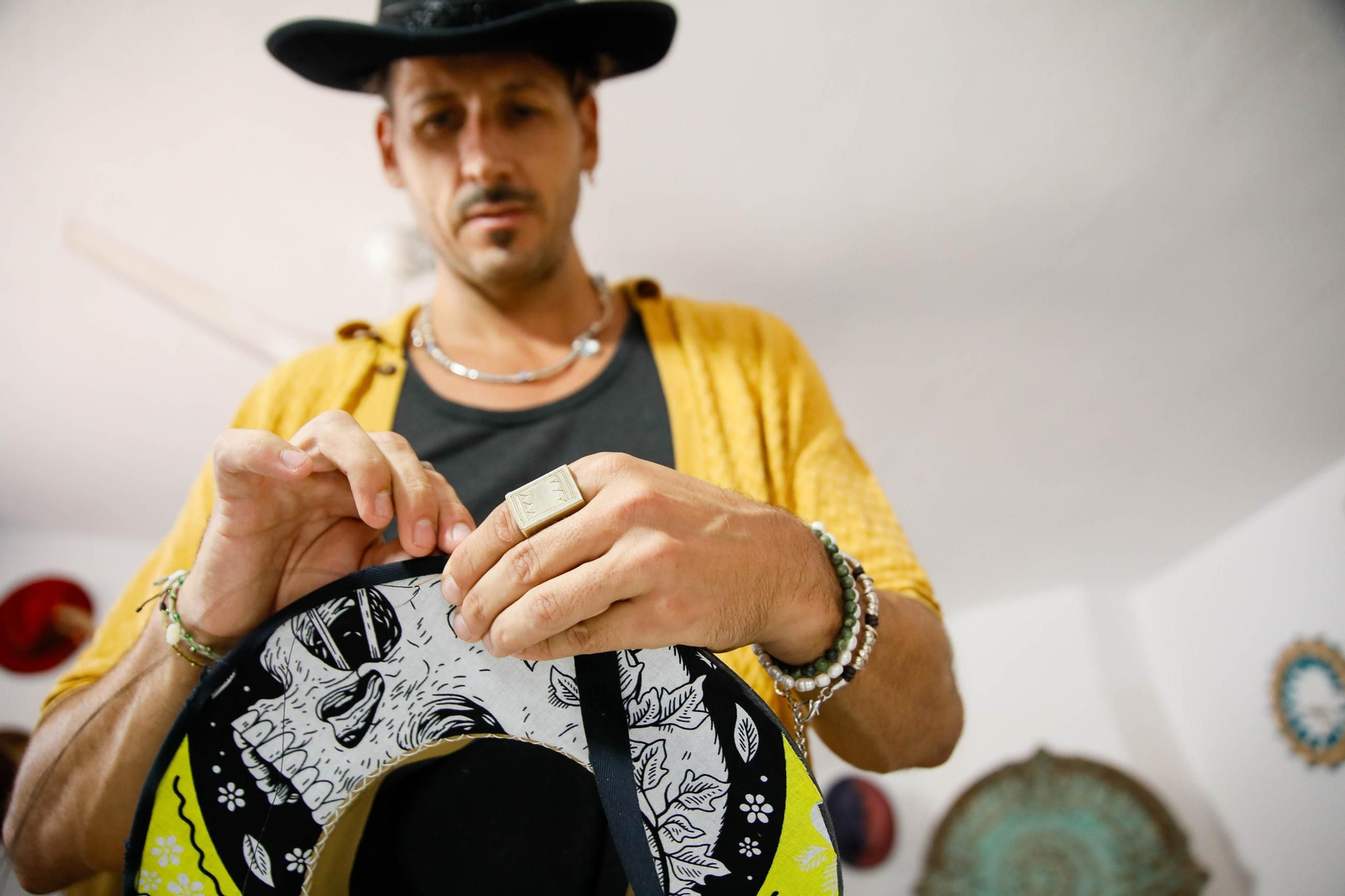 Imágenes del proceso creativo en sombreros de Alejandro Mateo