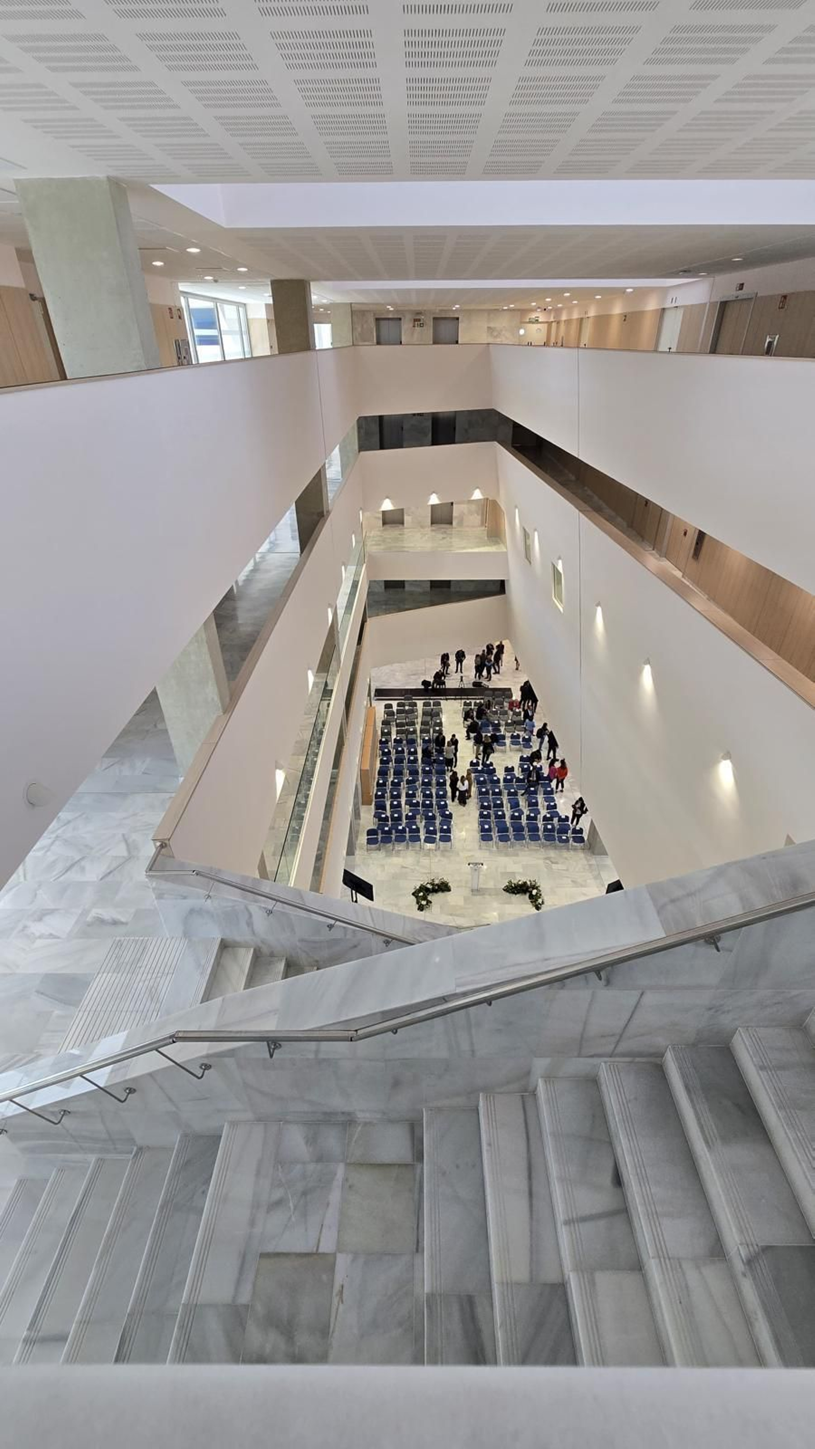 PREMIO BLANCO MACAEL: Edificio I+D+i+TIC de Medicina de la Universidad de Jaén. En esta obra, el mármol Blanco Macael se erige como hilo conductor del conjunto, con más de 7.000 m² en diferentes formatos. El edificio se estructura en torno a grandes ejes que conectan los distintos usos, priorizando la entrada de luz natural y la eficiencia energética pasiva.