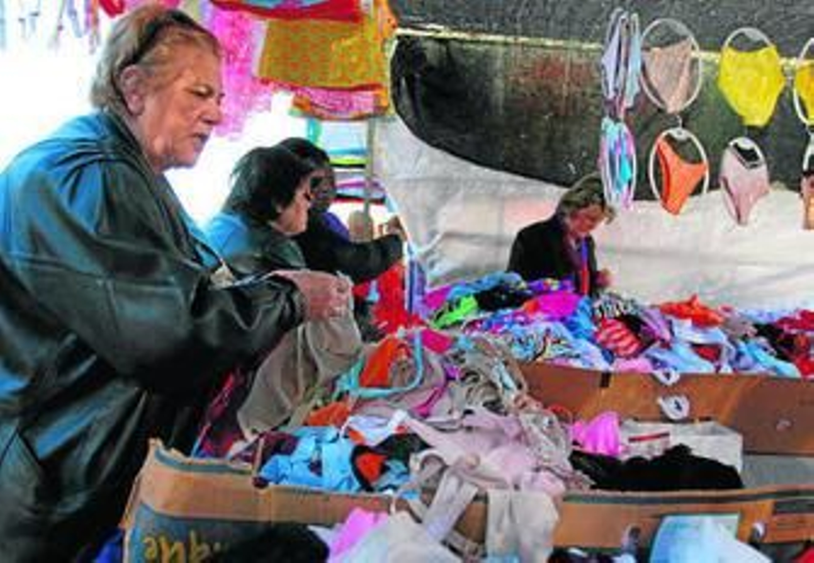 Puesto ambulante de ropa de un mercadillo de la capital. Puesto ambulante de ropa de un mercadillo de la capital.