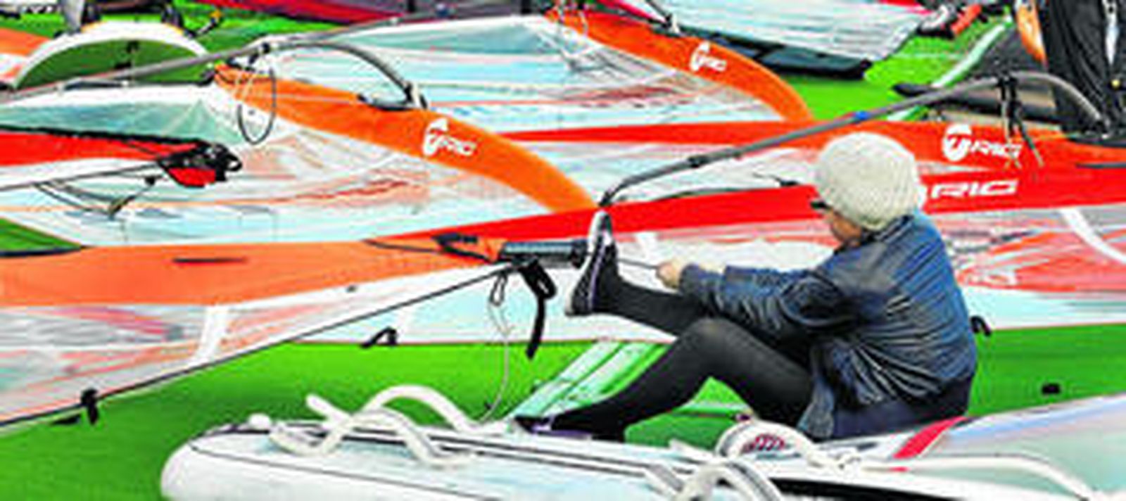 Una deportista prepara su tabla de windsurf, en una imagen de archivo.