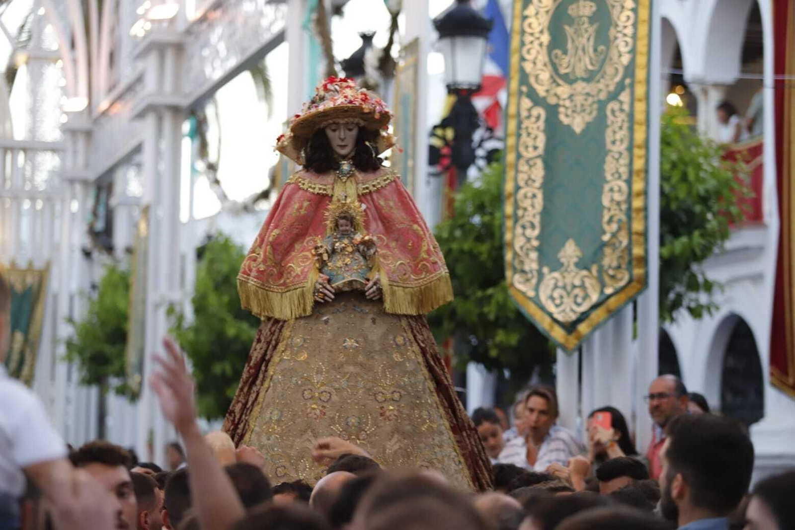 Traslado: las primeras imágenes de la Virgen del Rocío por las calles de Almonte